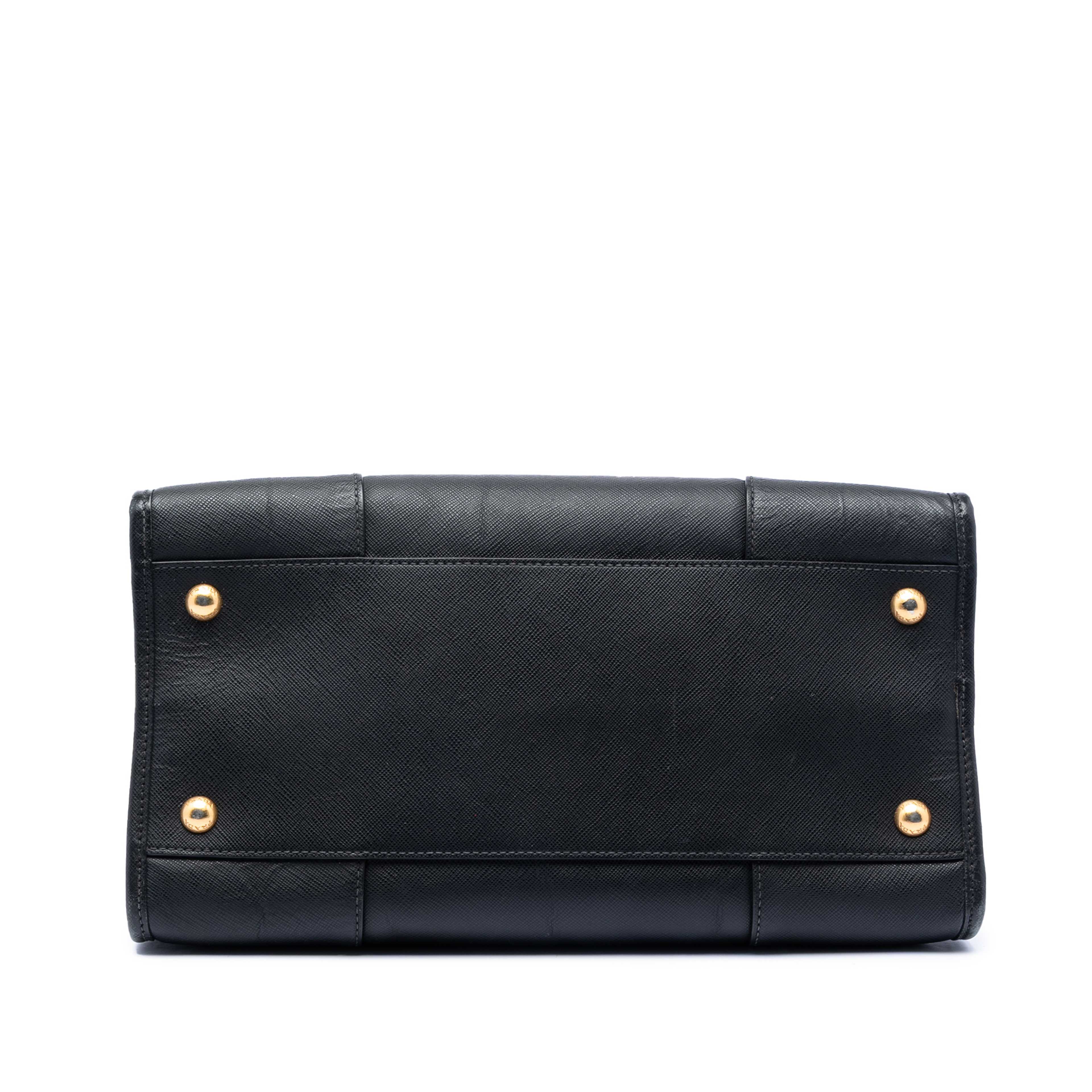 Prada Saffiano Lux Convertible Tote, från Luxclusif, i färgen black. Klicka för att öppna bilden i stort format