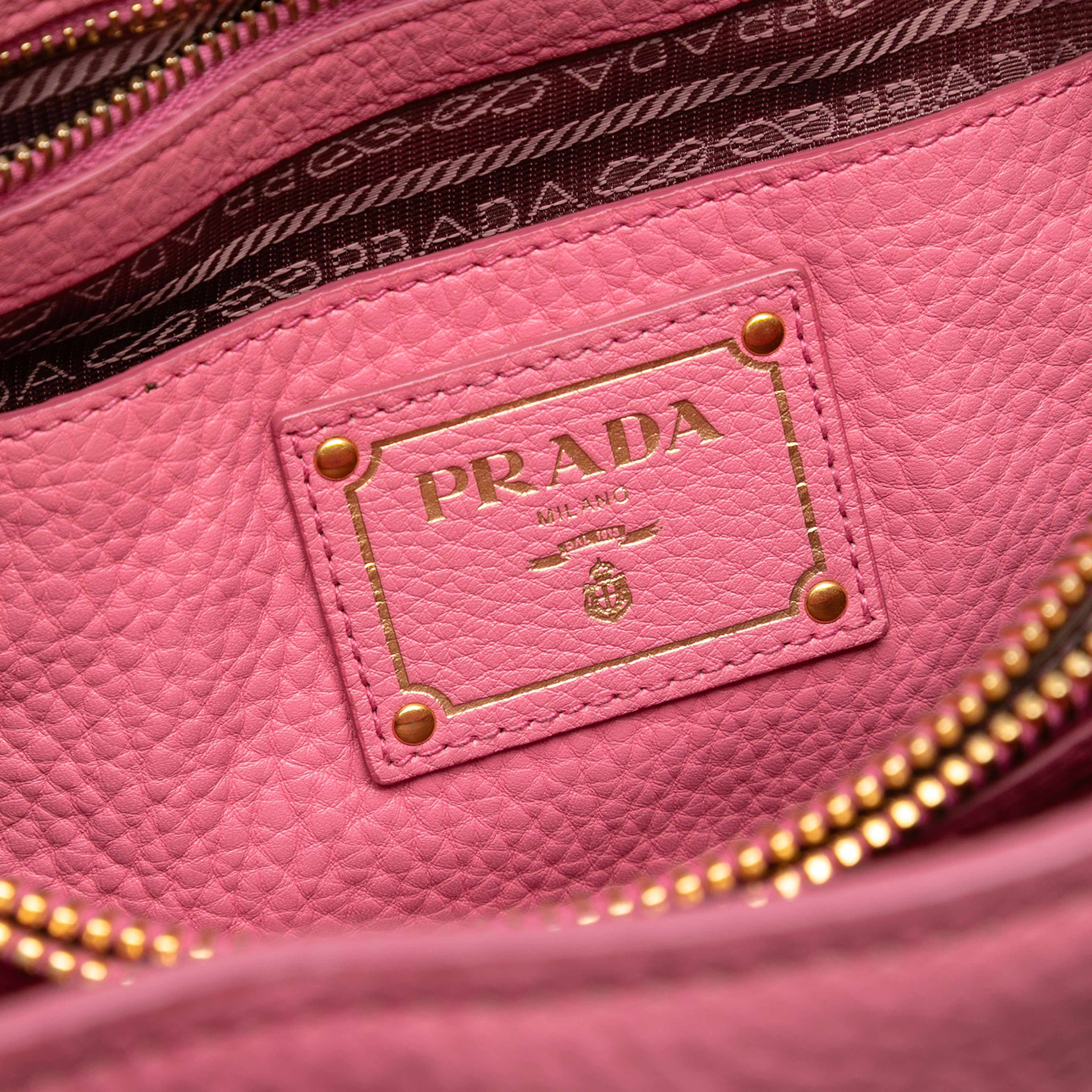 Prada Vitello Daino Open Convertible Tote, från Luxclusif, i färgen pink. Klicka för att öppna bilden i stort format