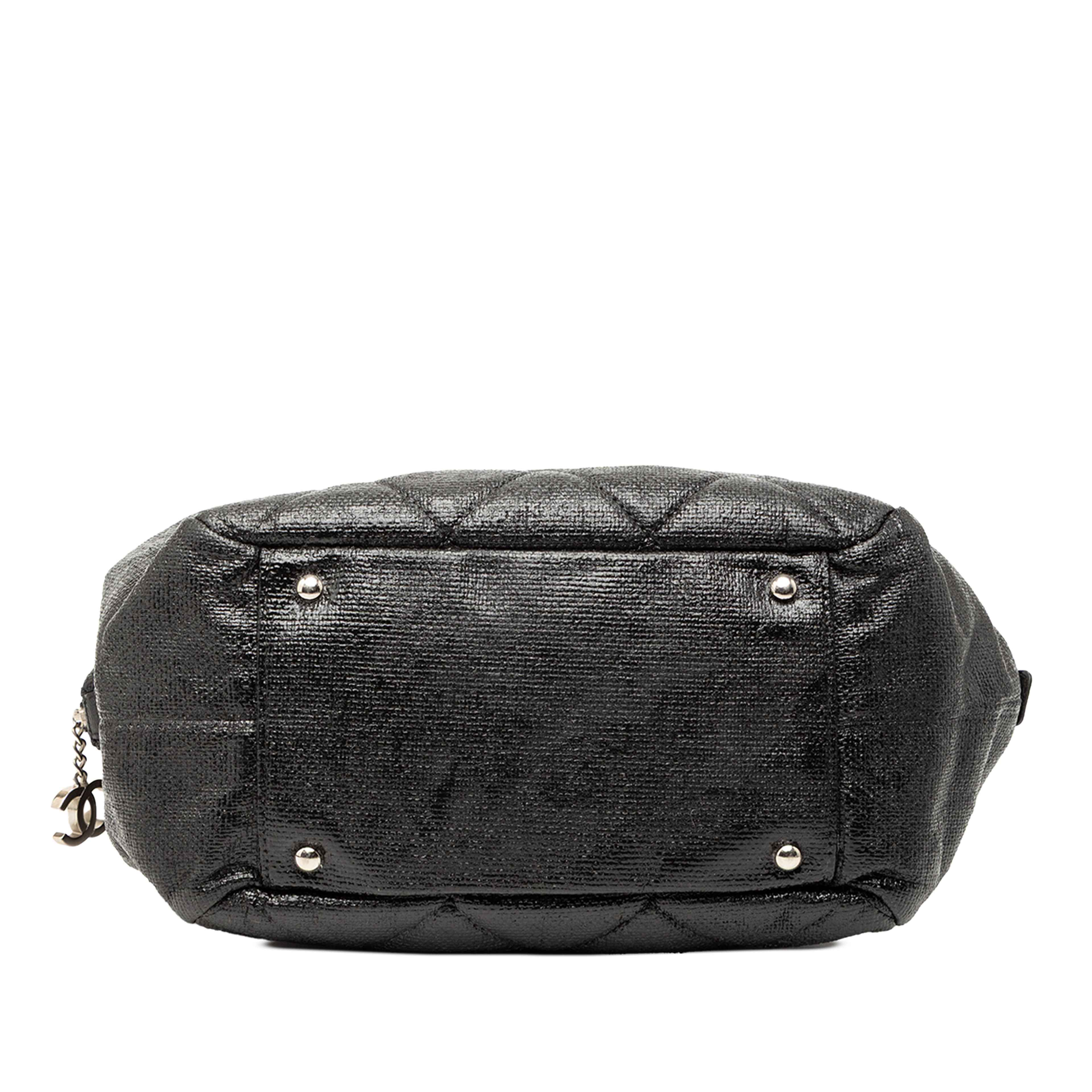 Chanel Quilted Coated Canvas Paris Biarritz Bowler Bag, från Luxclusif, i färgen black. Klicka för att öppna bilden i stort format