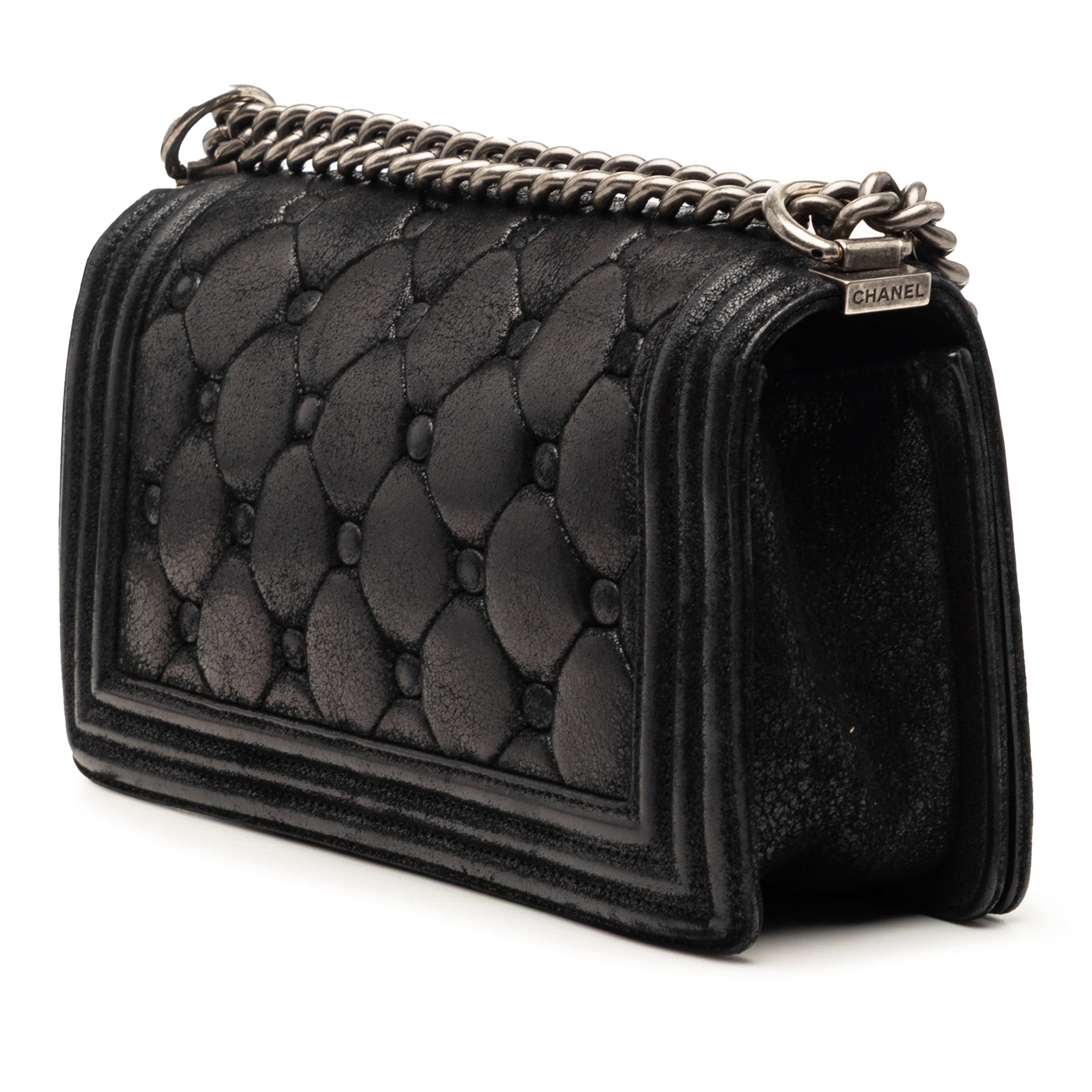 Chanel Old Medium Quilted Suede Chesterfield Boy Flap, från Luxclusif, i färgen svart. Klicka för att öppna bilden i stort format
