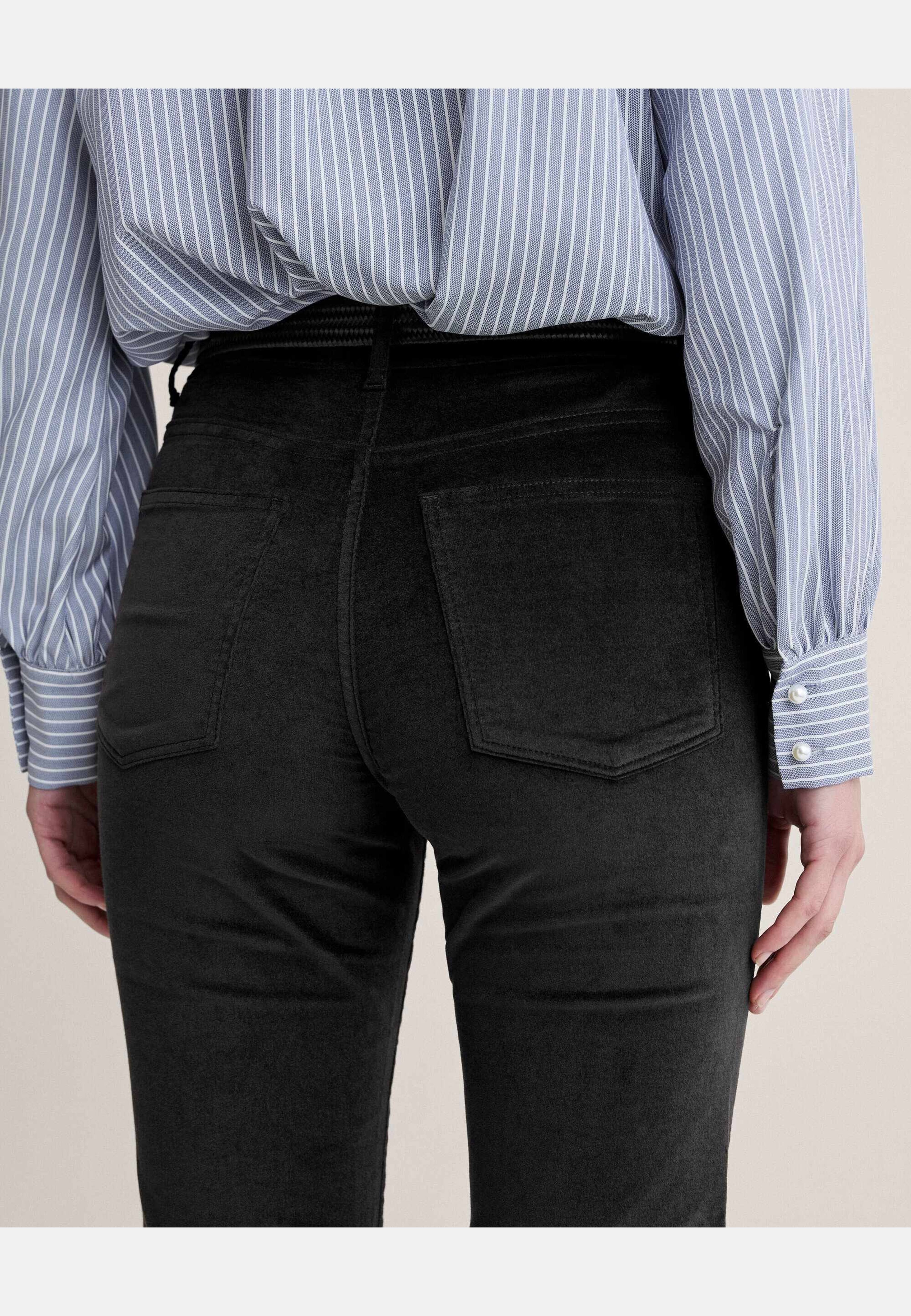 Nora Velvet Trousers, från Newhouse, i färgen svart. Klicka för att öppna bilden i stort format