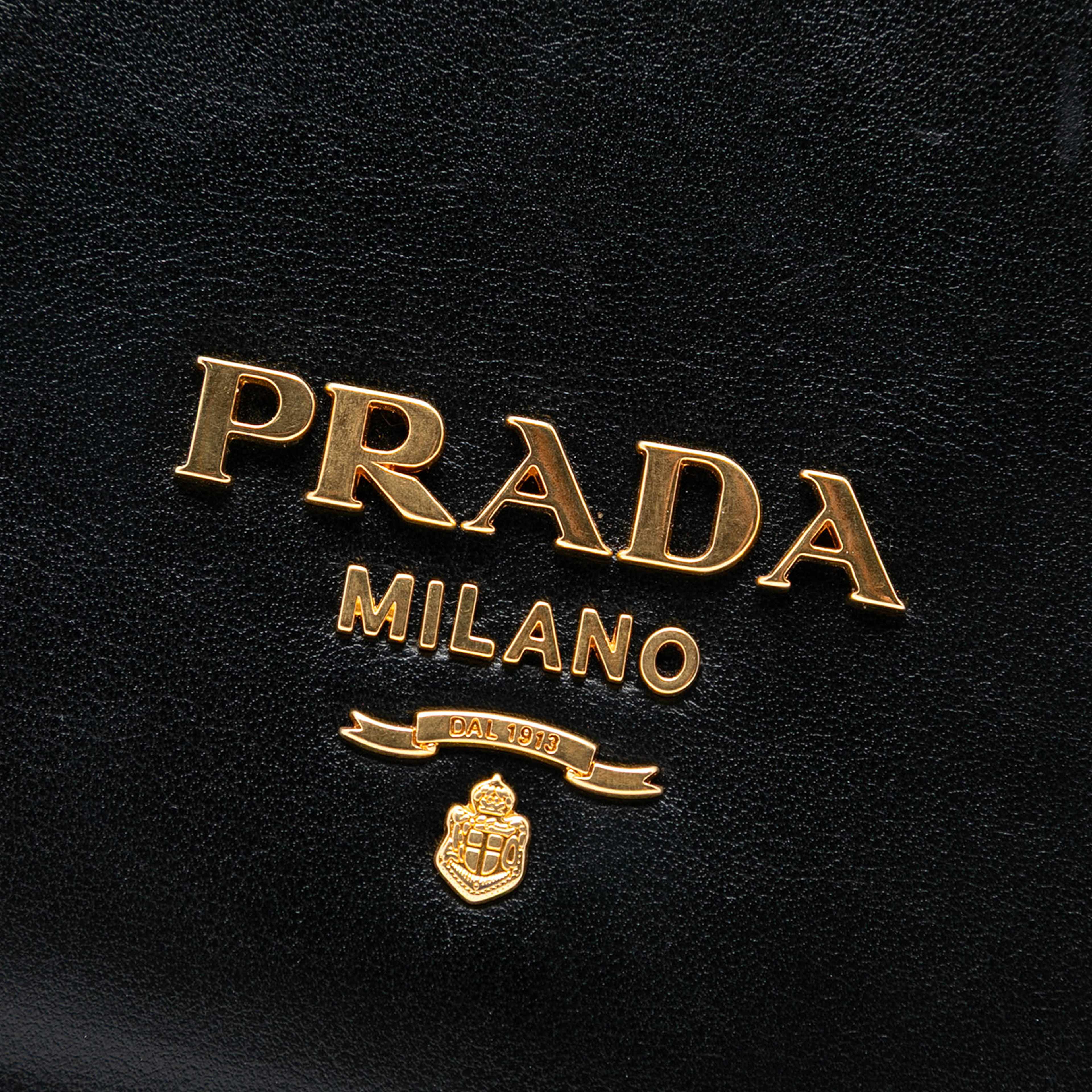 Prada City Calf Pionniere Saddle Bag, från Luxclusif, i färgen black. Klicka för att öppna bilden i stort format