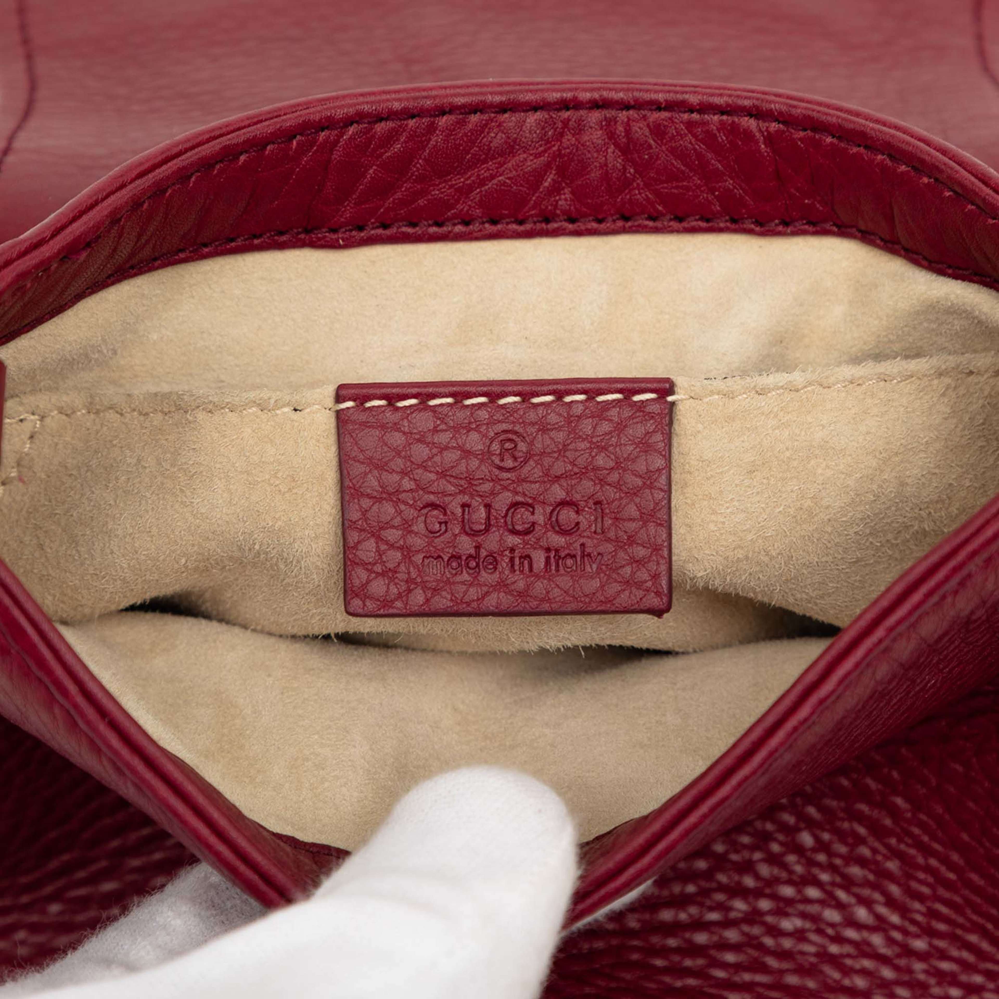 Gucci Small Calfskin 1973 Chain Crossbody, från Luxclusif, i färgen röd. Klicka för att öppna bilden i stort format