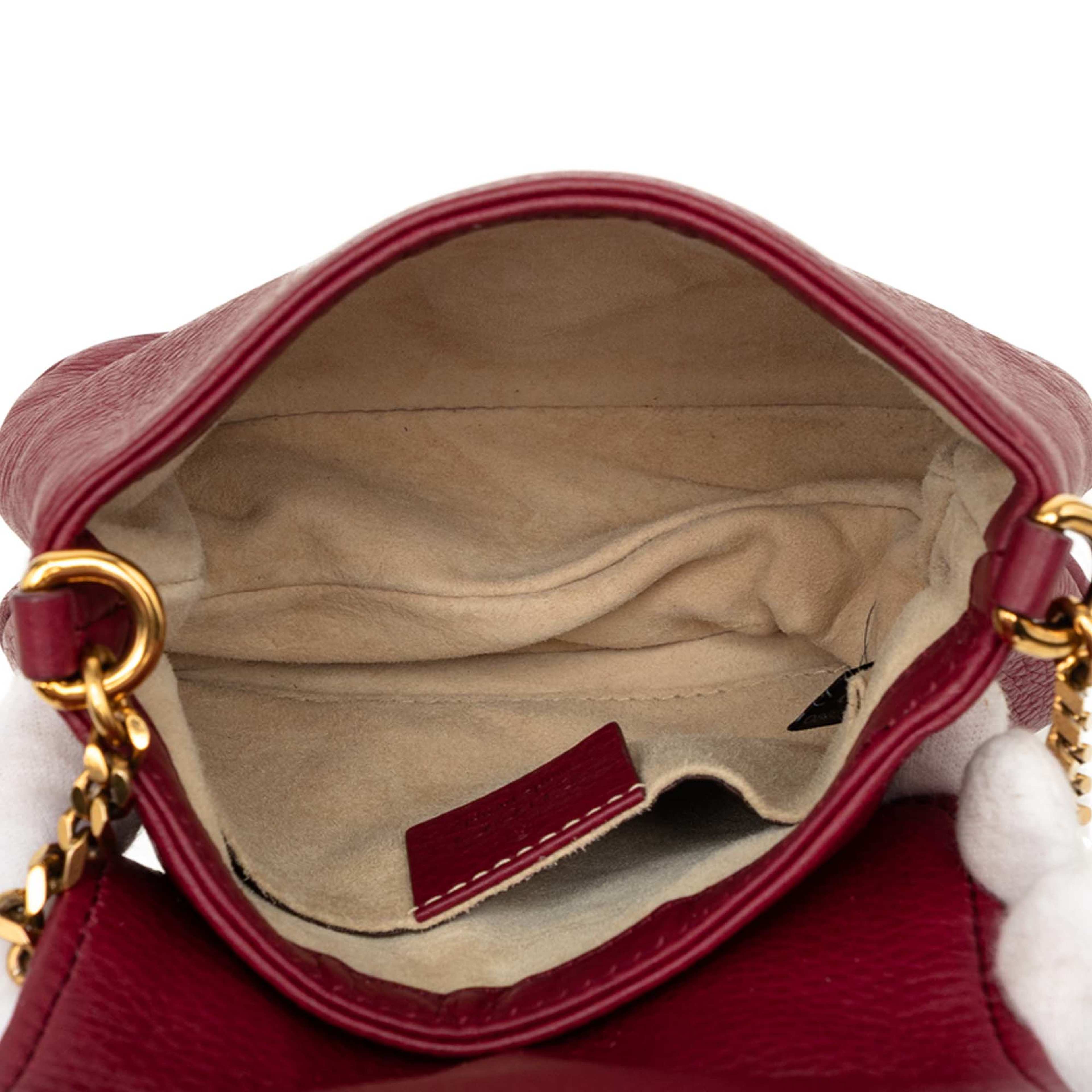Gucci Small Calfskin 1973 Chain Crossbody, från Luxclusif, i färgen röd. Klicka för att öppna bilden i stort format