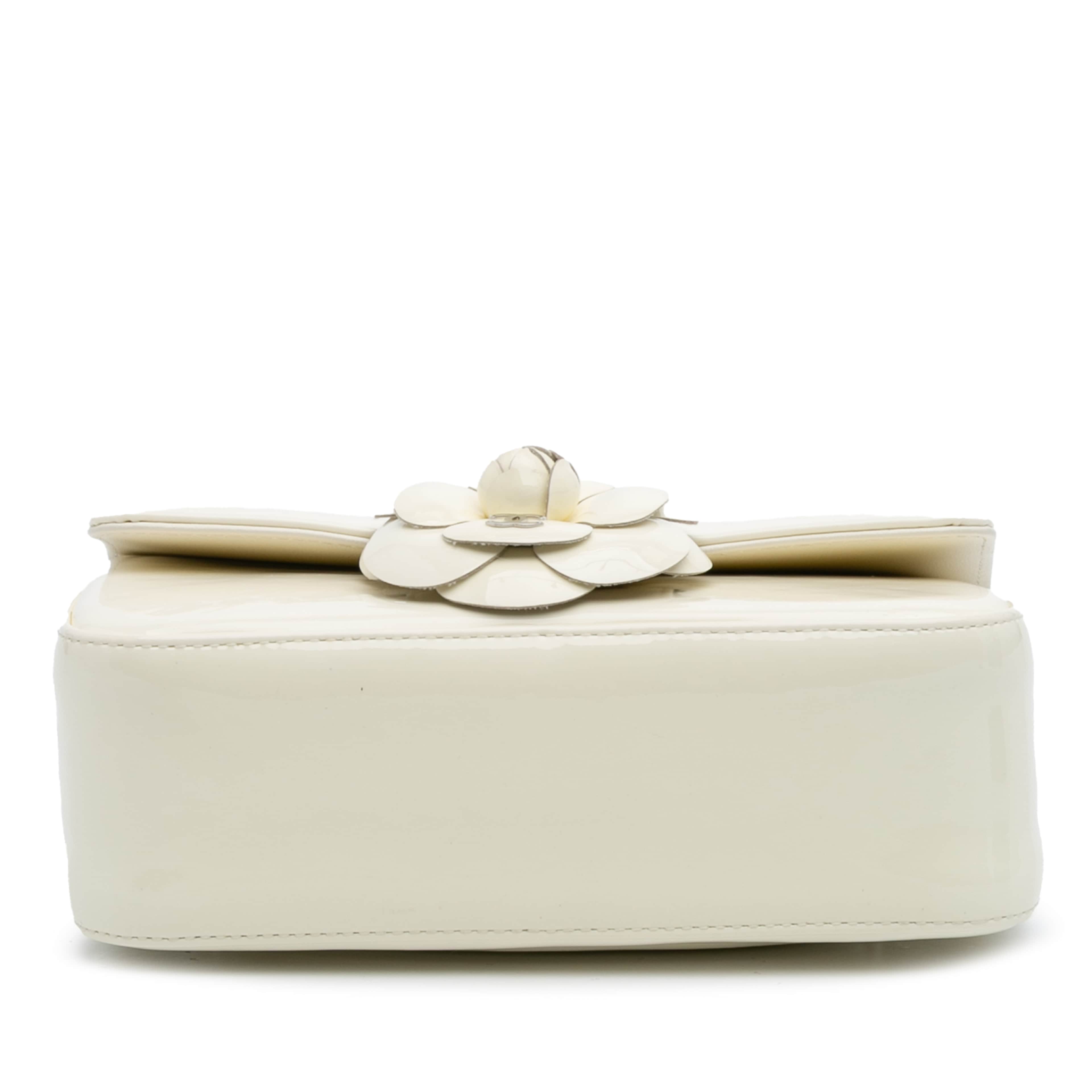 Chanel Small Patent Camellia Single Flap, från Luxclusif, i färgen ivory. Klicka för att öppna bilden i stort format