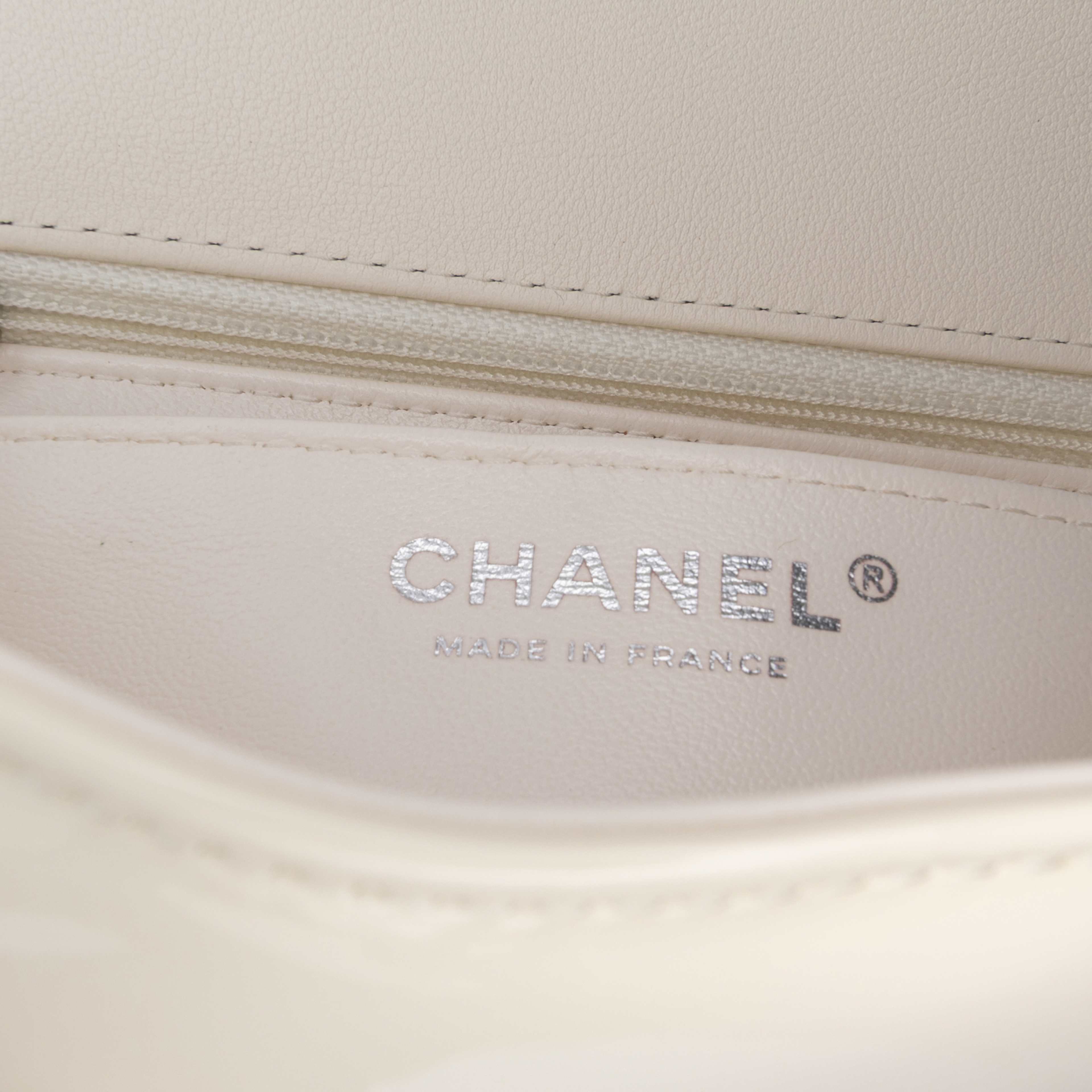 Chanel Small Patent Camellia Single Flap, från Luxclusif, i färgen ivory. Klicka för att öppna bilden i stort format