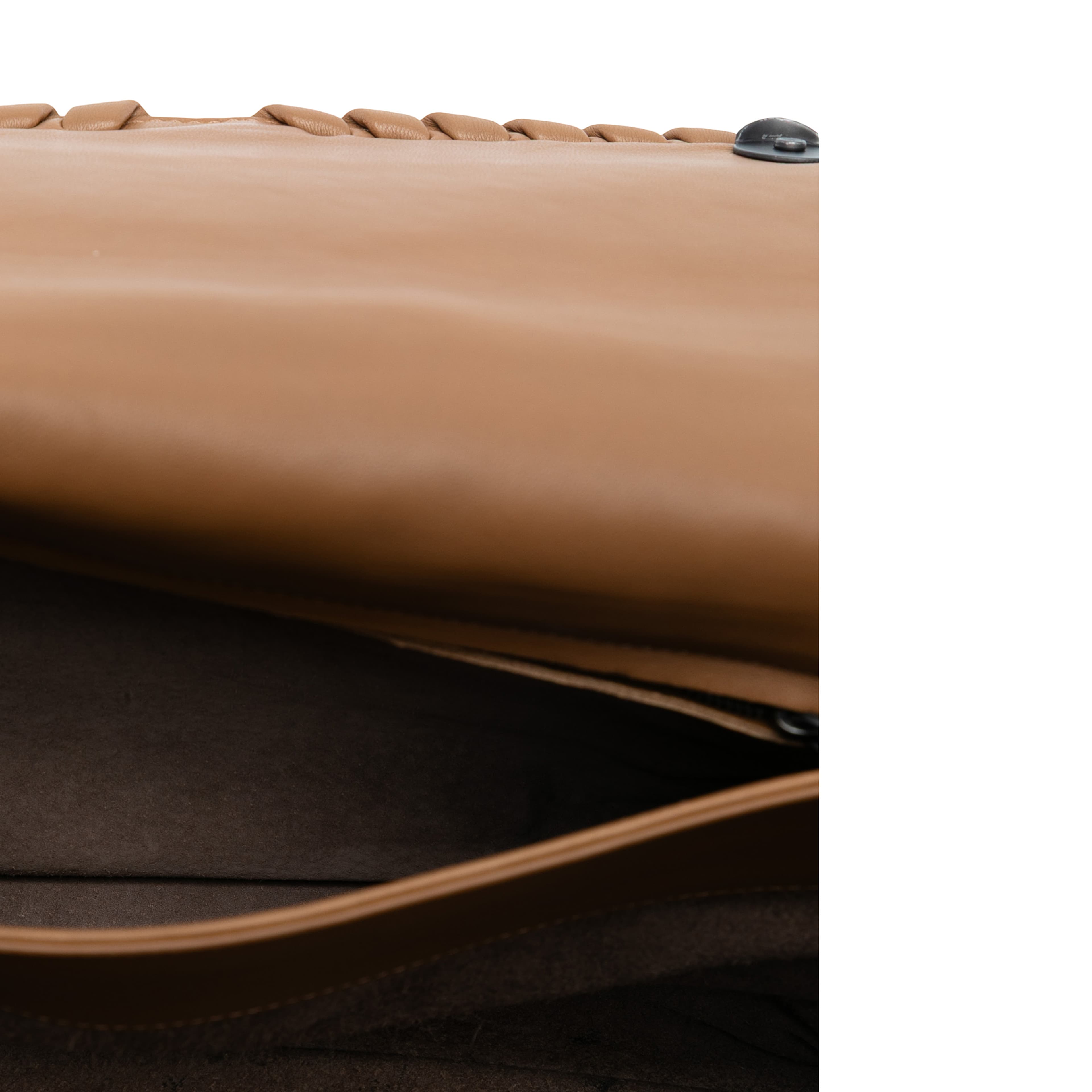 Bottega Veneta Medium Nappa Intrecciato Olimpia Shoulder Bag, från Luxclusif, i färgen camel. Klicka för att öppna bilden i stort format