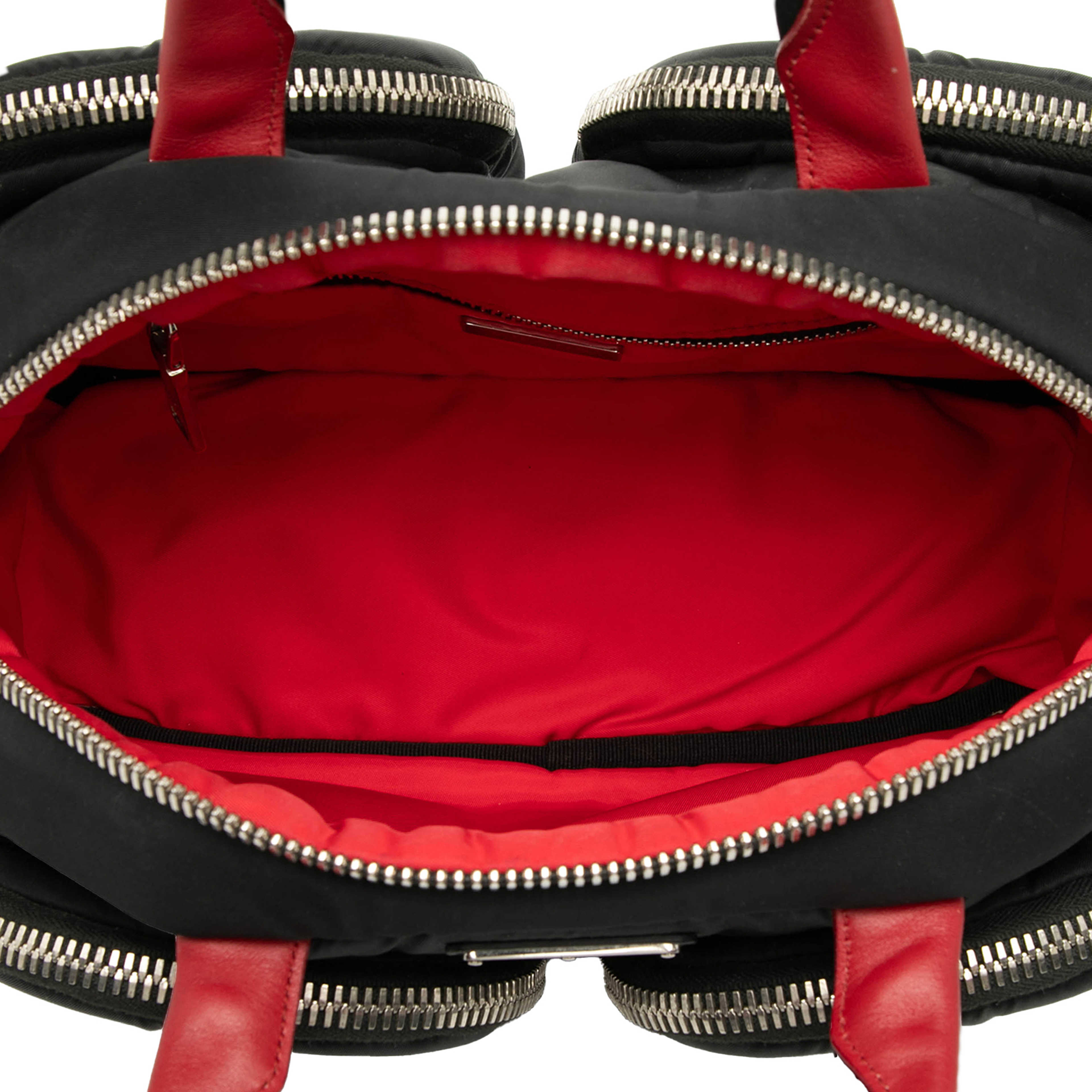 Prada Tessuto Pocket Top Handle Cargo Bag, från Luxclusif, i färgen black. Klicka för att öppna bilden i stort format