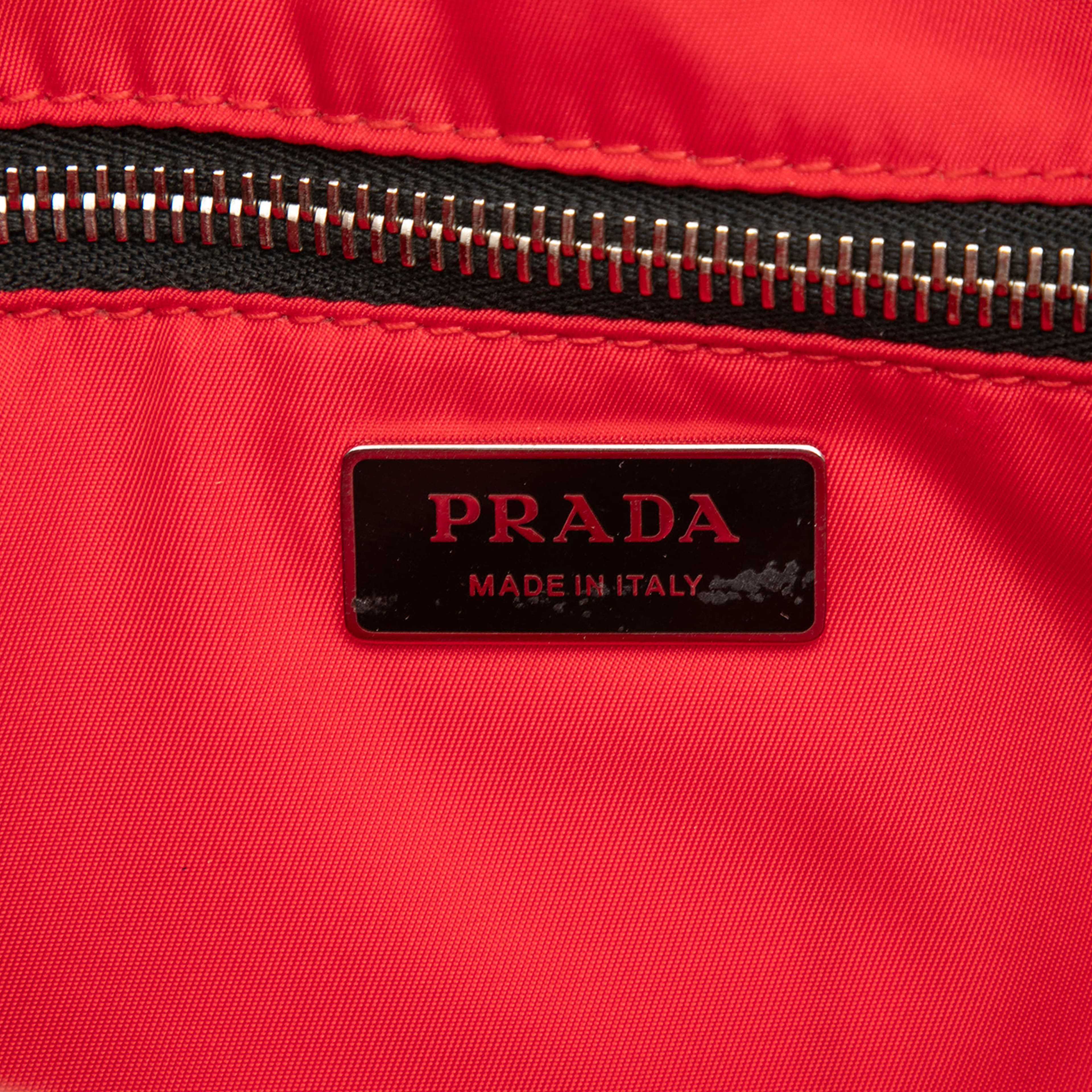 Prada Tessuto Pocket Top Handle Cargo Bag, från Luxclusif, i färgen black. Klicka för att öppna bilden i stort format