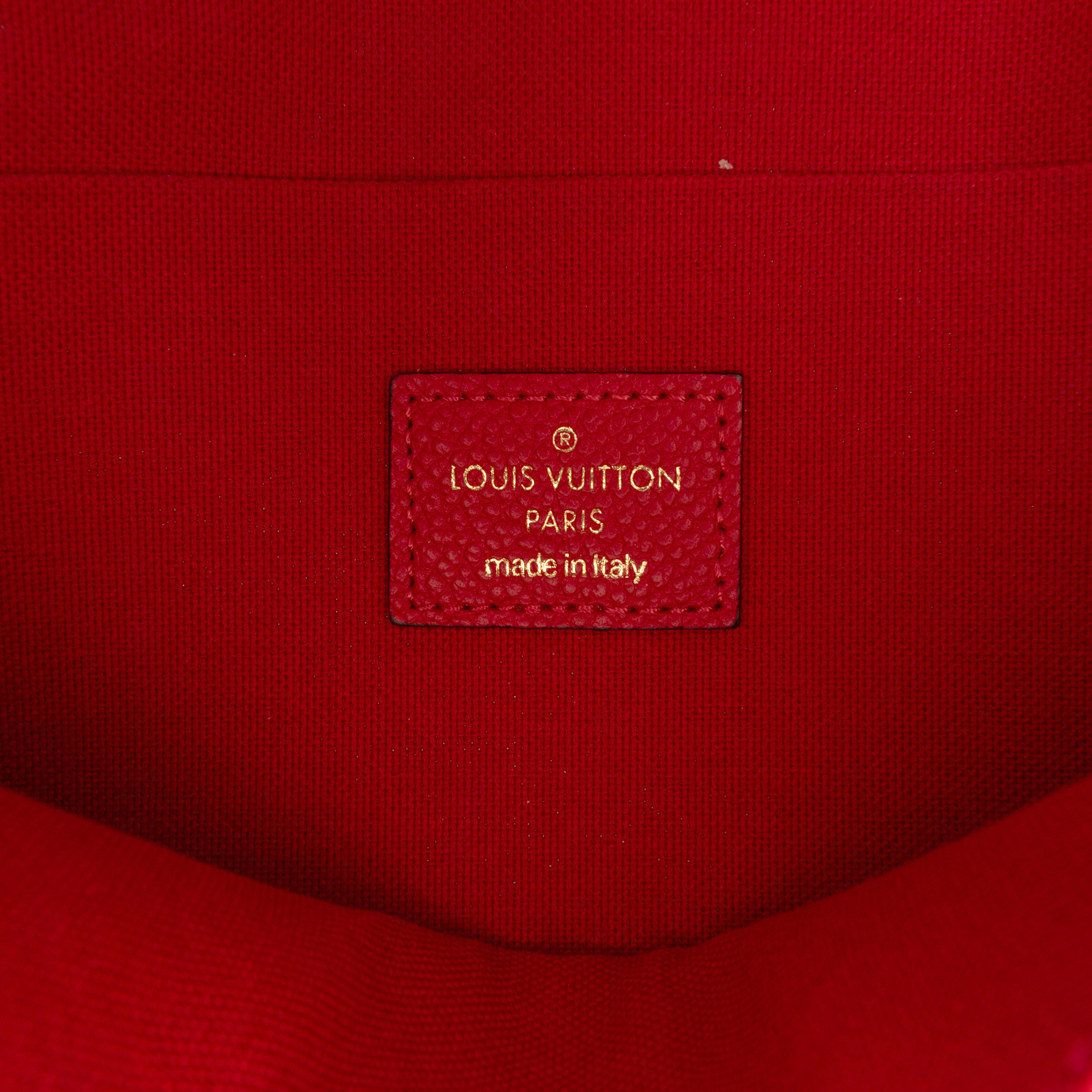 Louis Vuitton Monogram Empreinte Pochette Felicie, från Luxclusif, i färgen red. Klicka för att öppna bilden i stort format