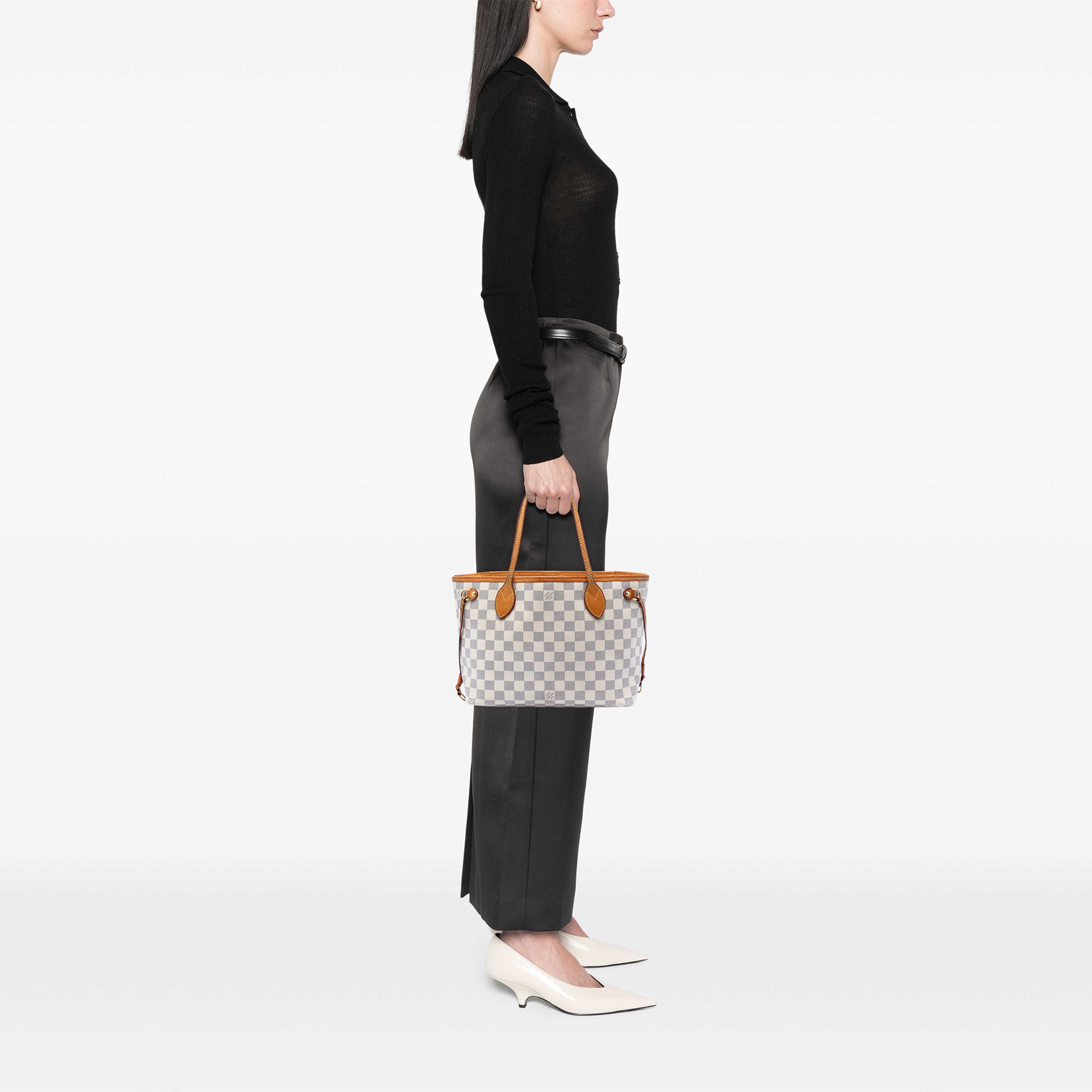 Louis Vuitton Damier Azur Neverfull Pm, från Luxclusif, i färgen white. Klicka för att öppna bilden i stort format