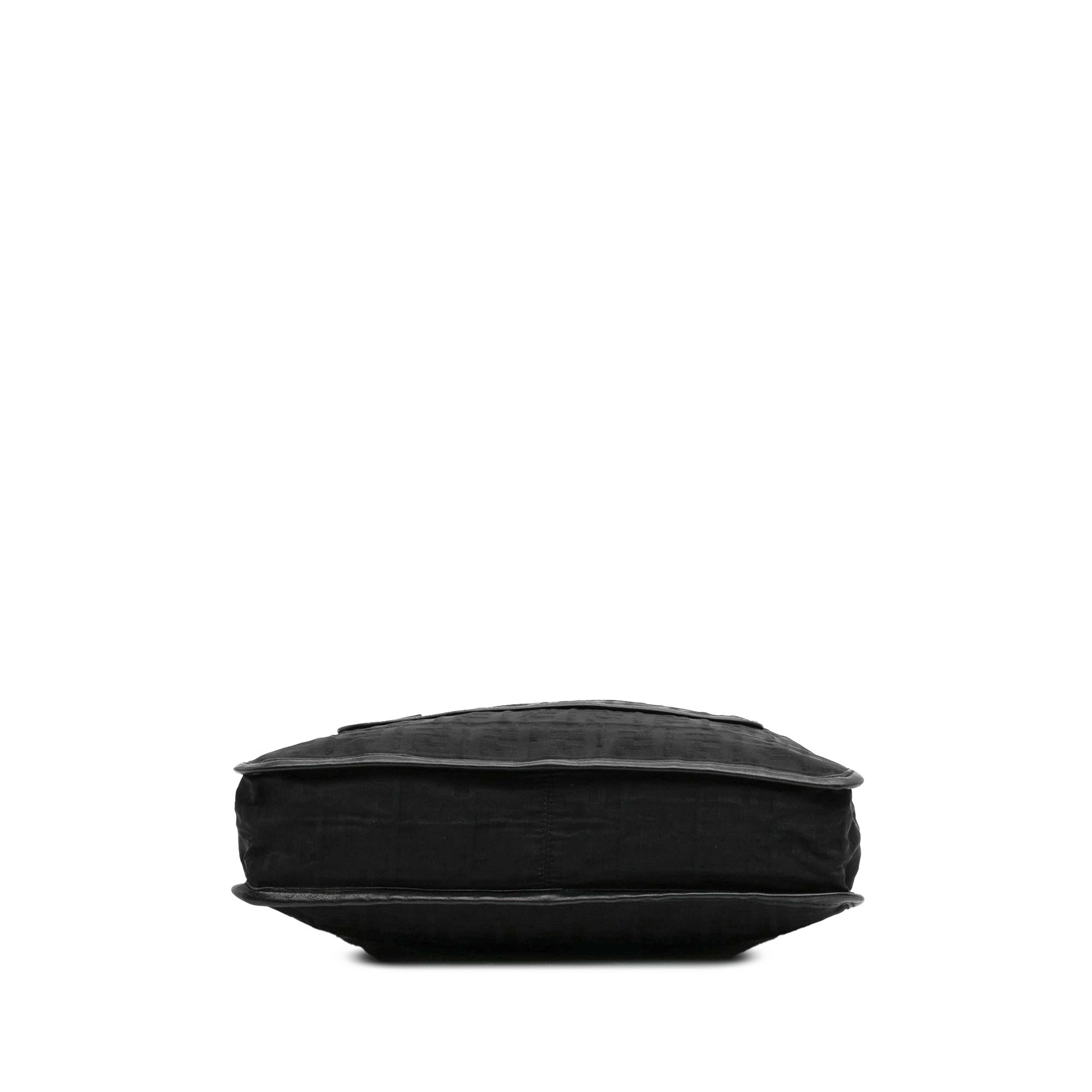 Fendi Zucca Canvas Tall Tote, från Luxclusif, i färgen black. Klicka för att öppna bilden i stort format