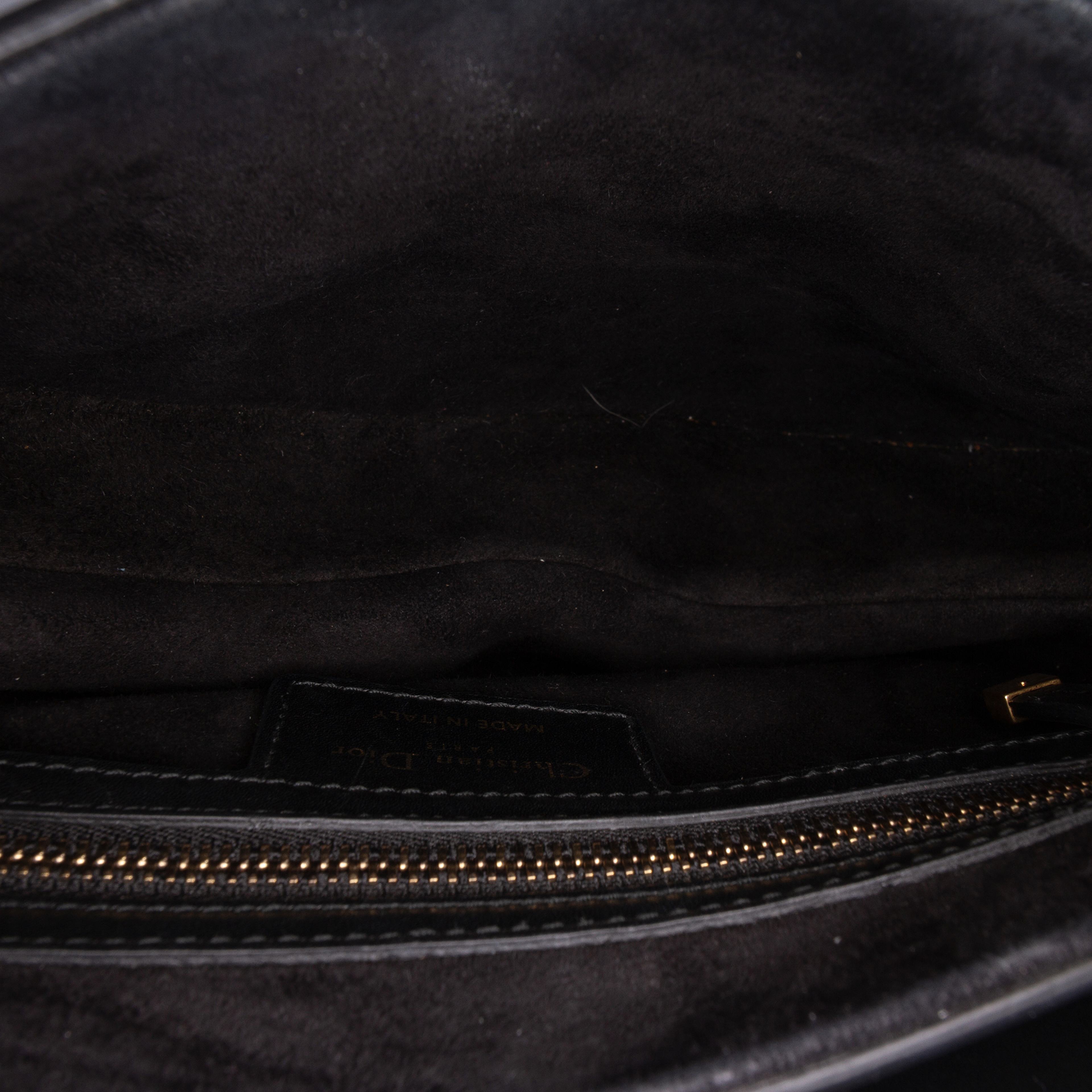 Dior Smooth Calfskin Saddle Bag, från Luxclusif, i färgen svart. Klicka för att öppna bilden i stort format
