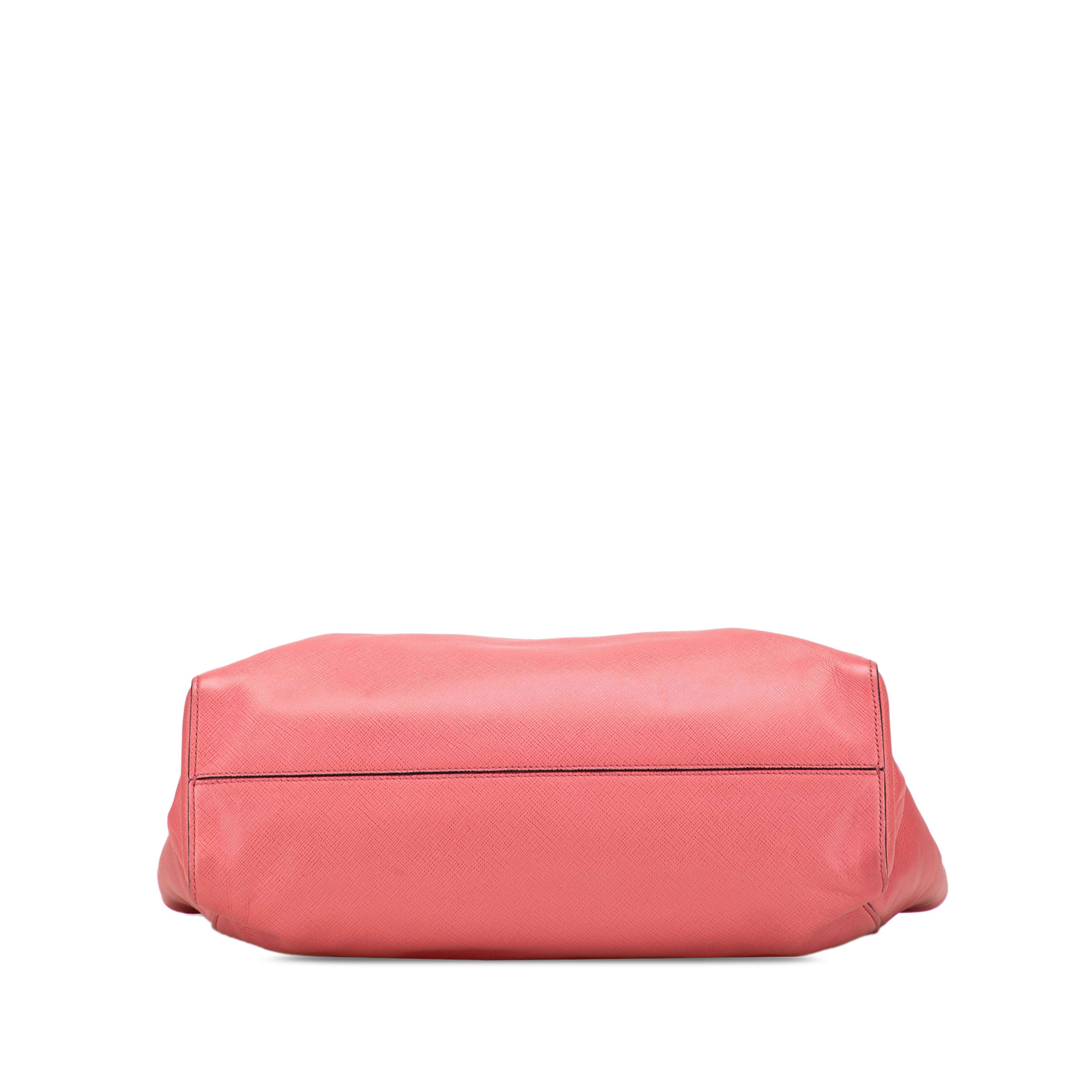 Prada Saffiano Soft Tote, från Luxclusif, i färgen salmon. Klicka för att öppna bilden i stort format