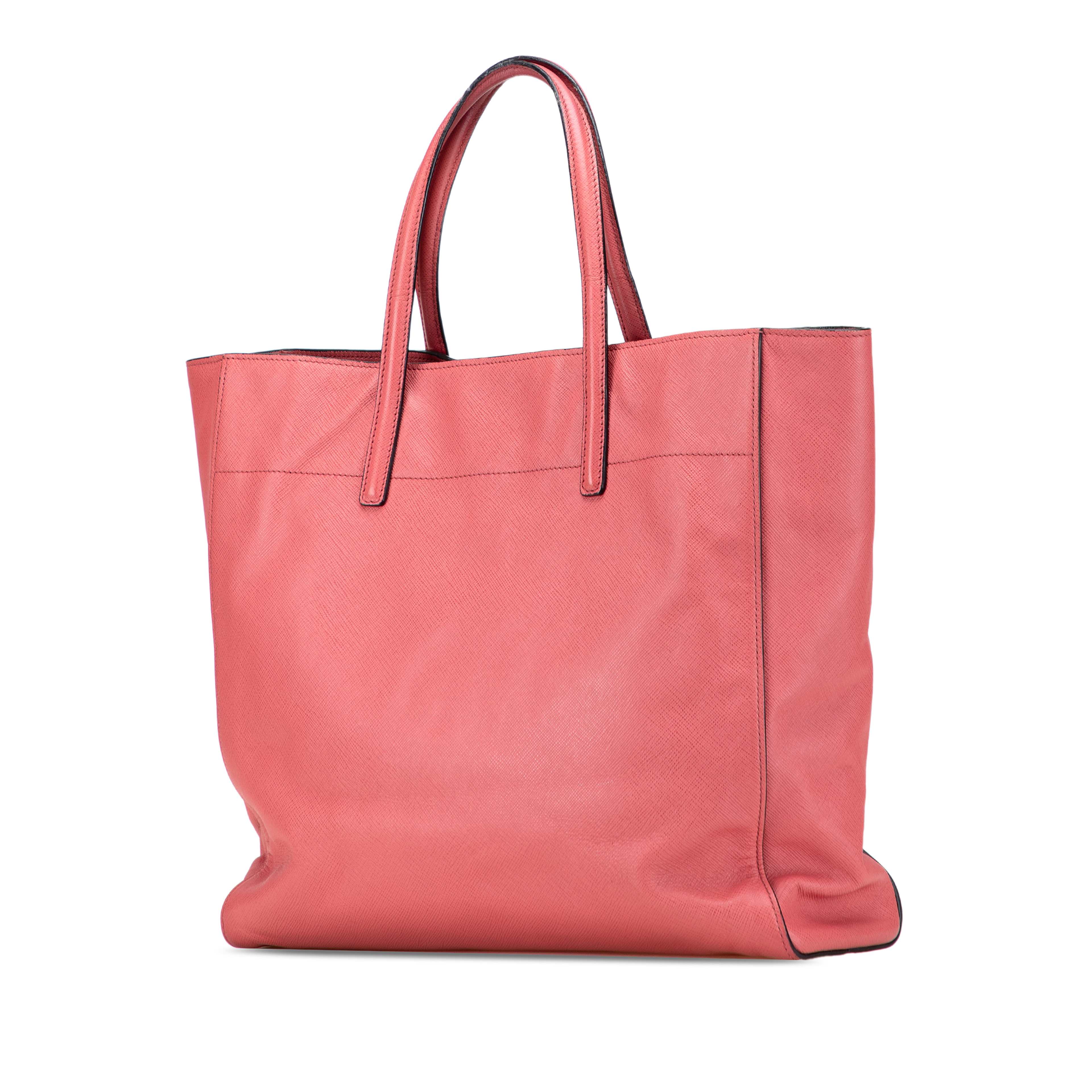 Prada Saffiano Soft Tote, från Luxclusif, i färgen rosa. Klicka för att öppna bilden i stort format