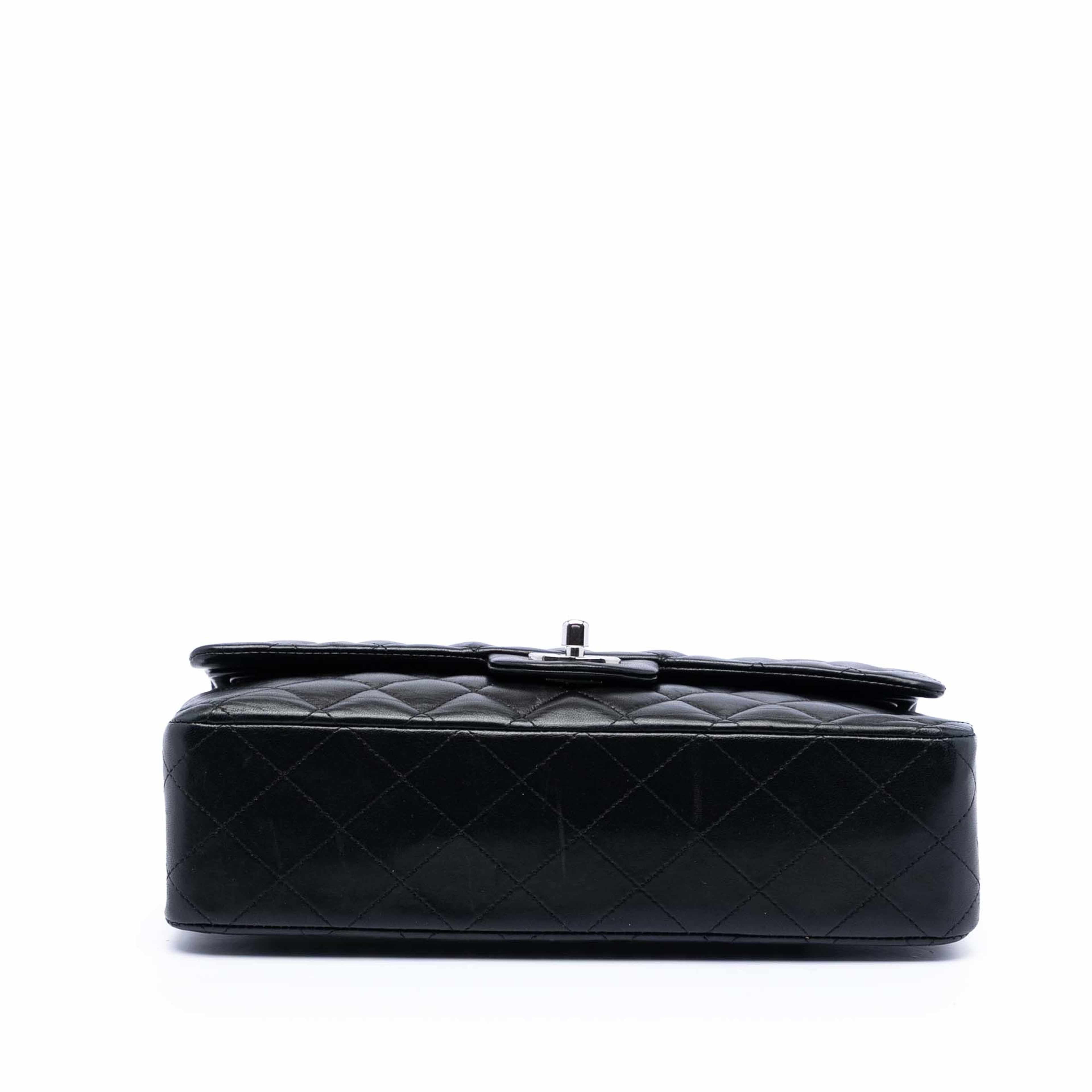 Chanel Medium Classic Lambskin Double Flap, från Luxclusif, i färgen black. Klicka för att öppna bilden i stort format