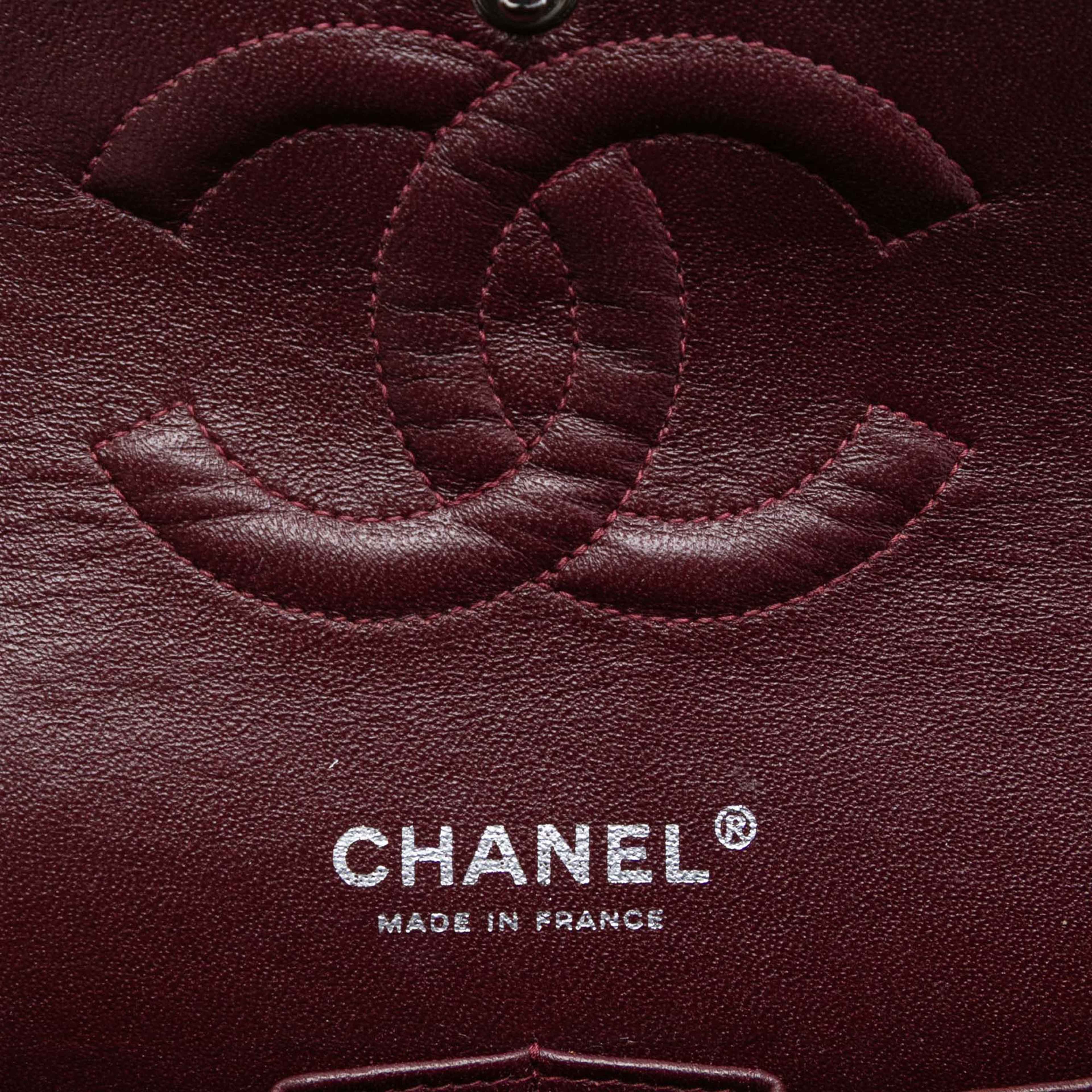 Chanel Medium Classic Lambskin Double Flap, från Luxclusif, i färgen black. Klicka för att öppna bilden i stort format