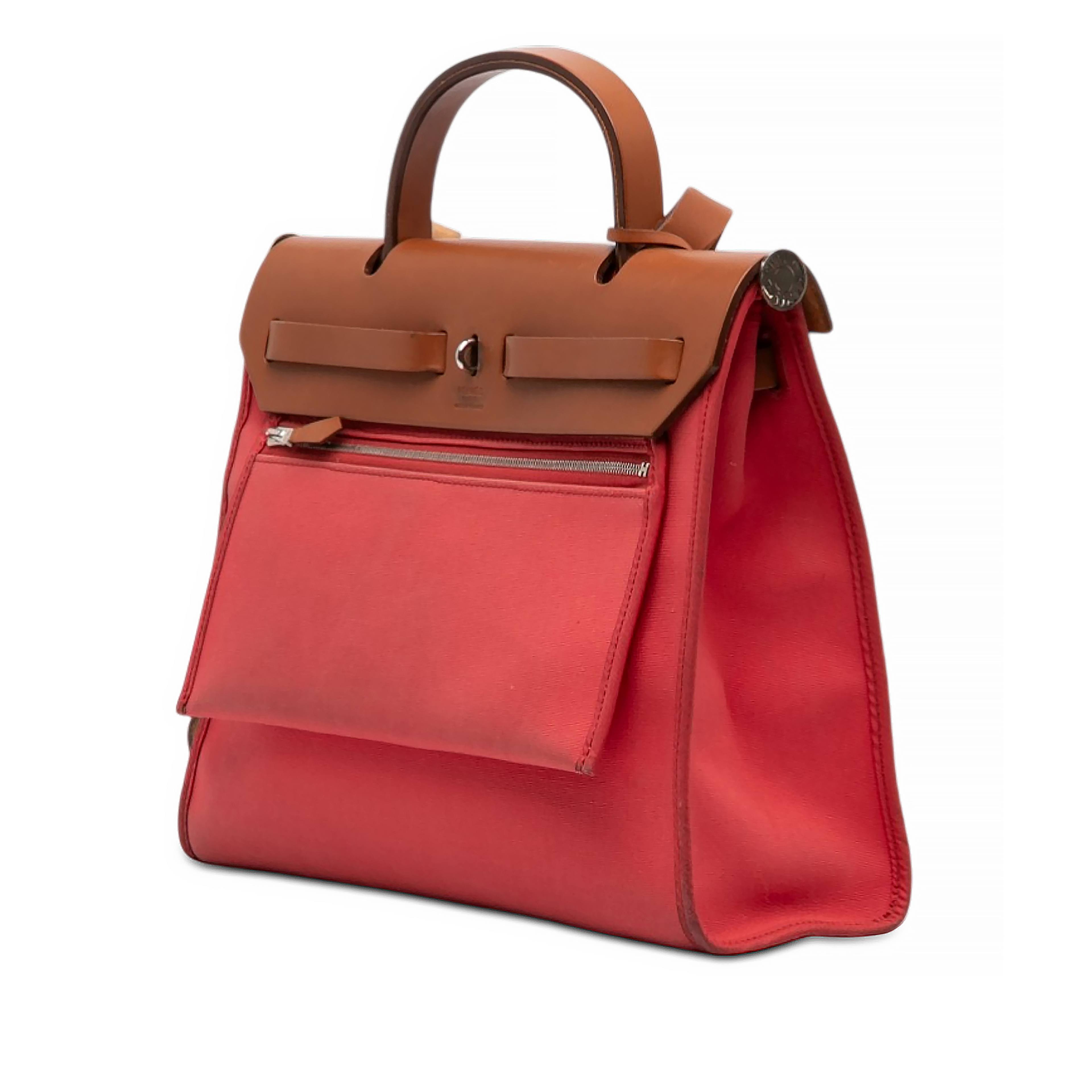 Hermès Toile Herbag Zip 31, från Luxclusif, i färgen red. Klicka för att öppna bilden i stort format