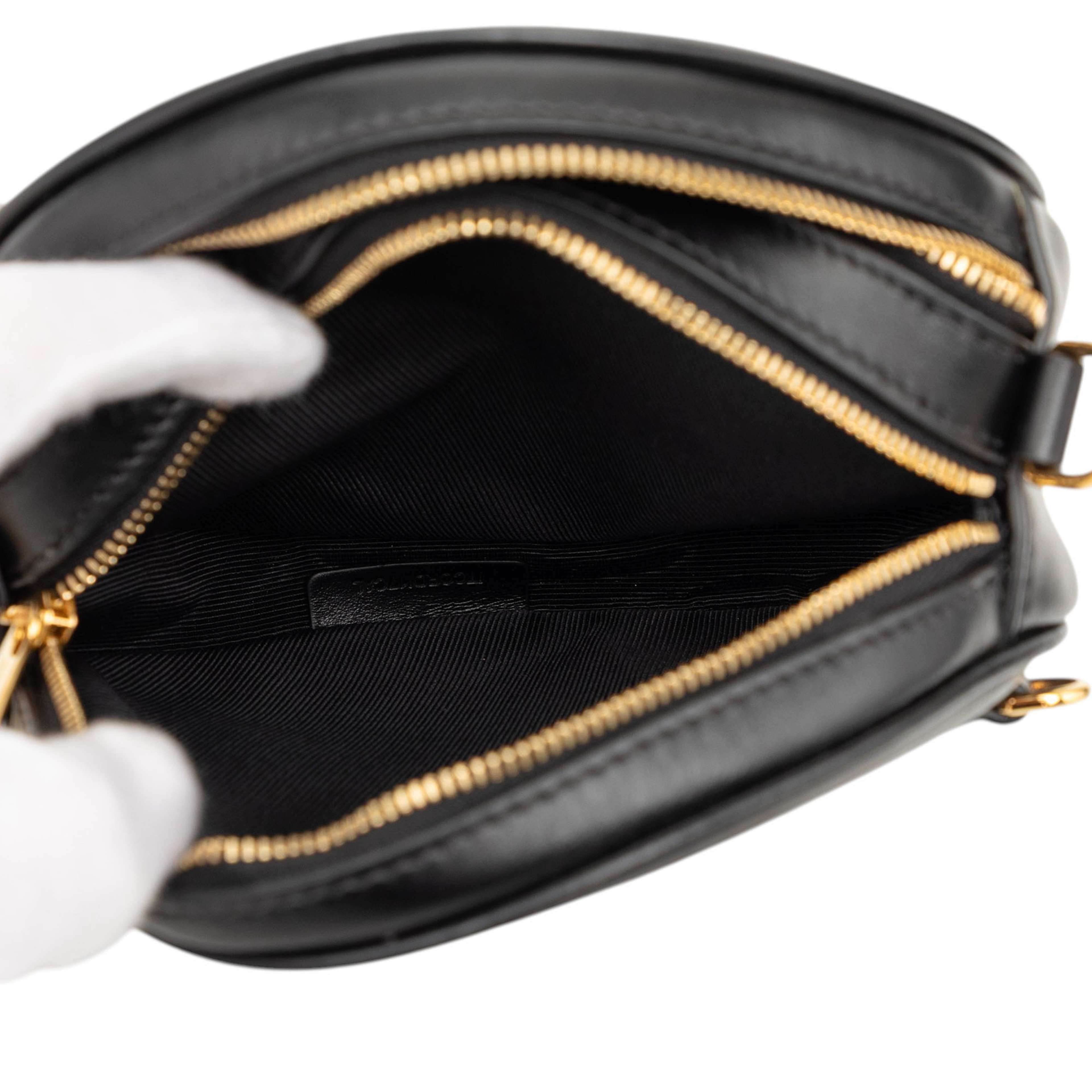 Burberry Calfskin Louise Round Crossbody, från Luxclusif, i färgen black. Klicka för att öppna bilden i stort format