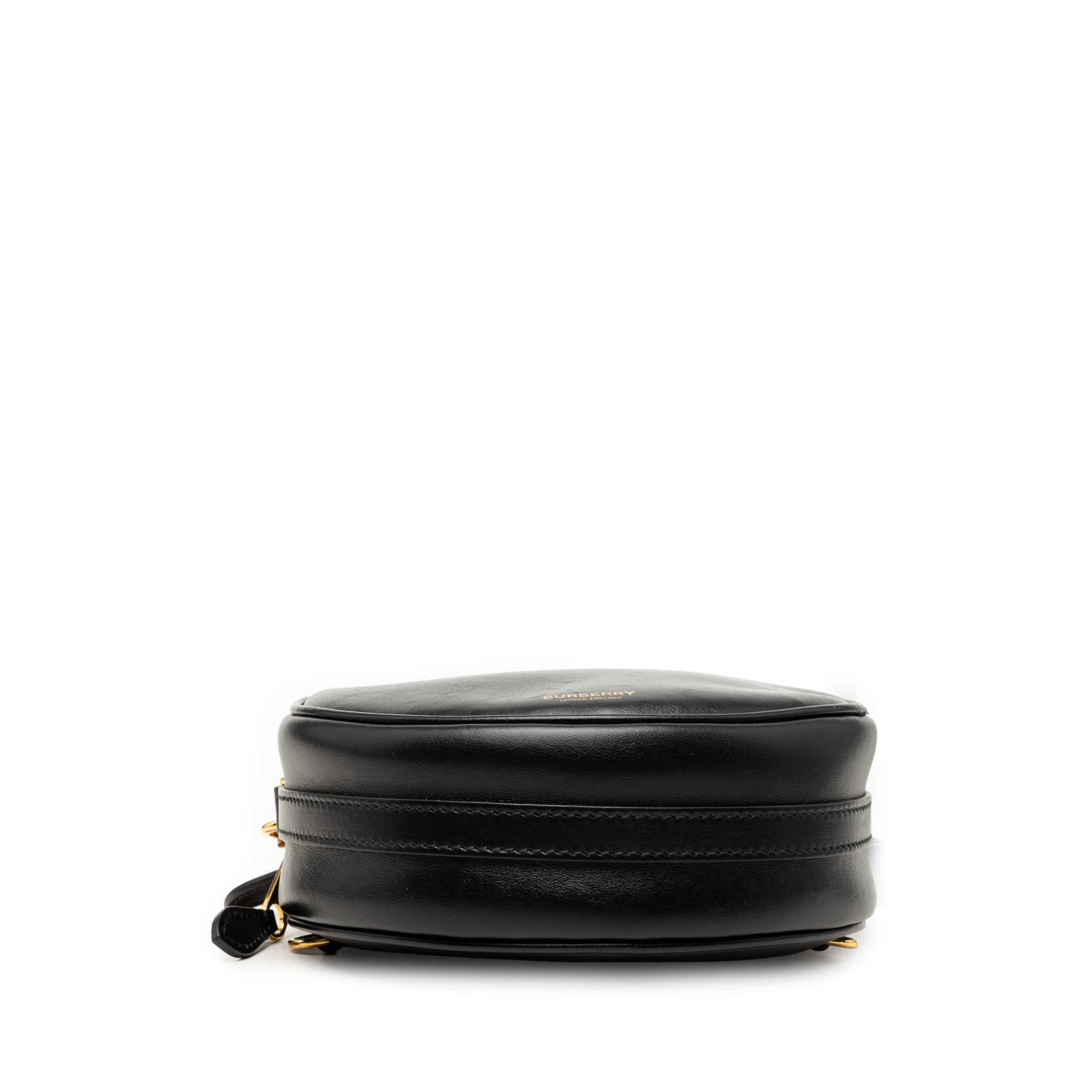 Burberry Calfskin Louise Round Crossbody, från Luxclusif, i färgen svart. Klicka för att öppna bilden i stort format