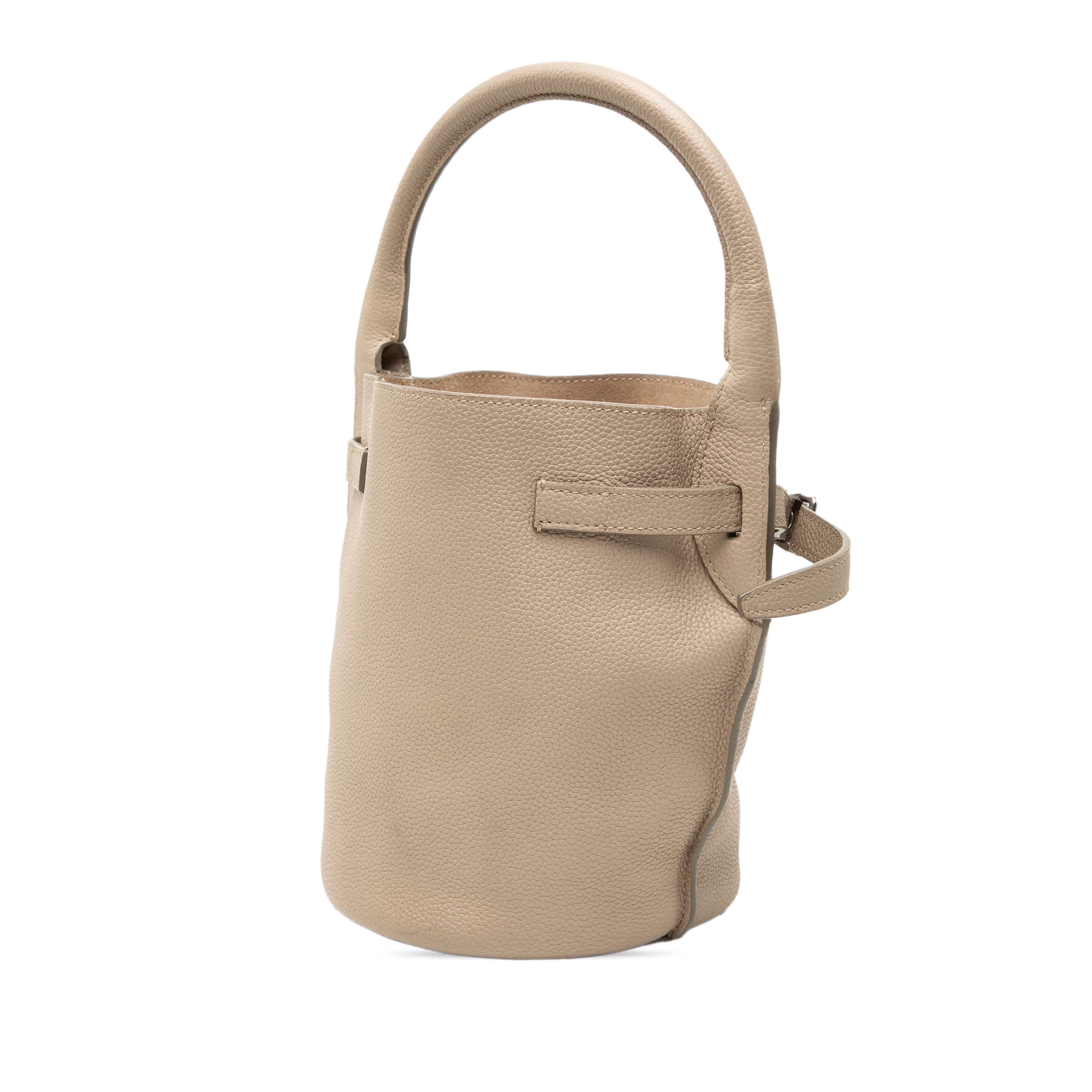 Celine Nano Leather Big Bucket Bag, från Luxclusif, i färgen beige. Klicka för att öppna bilden i stort format