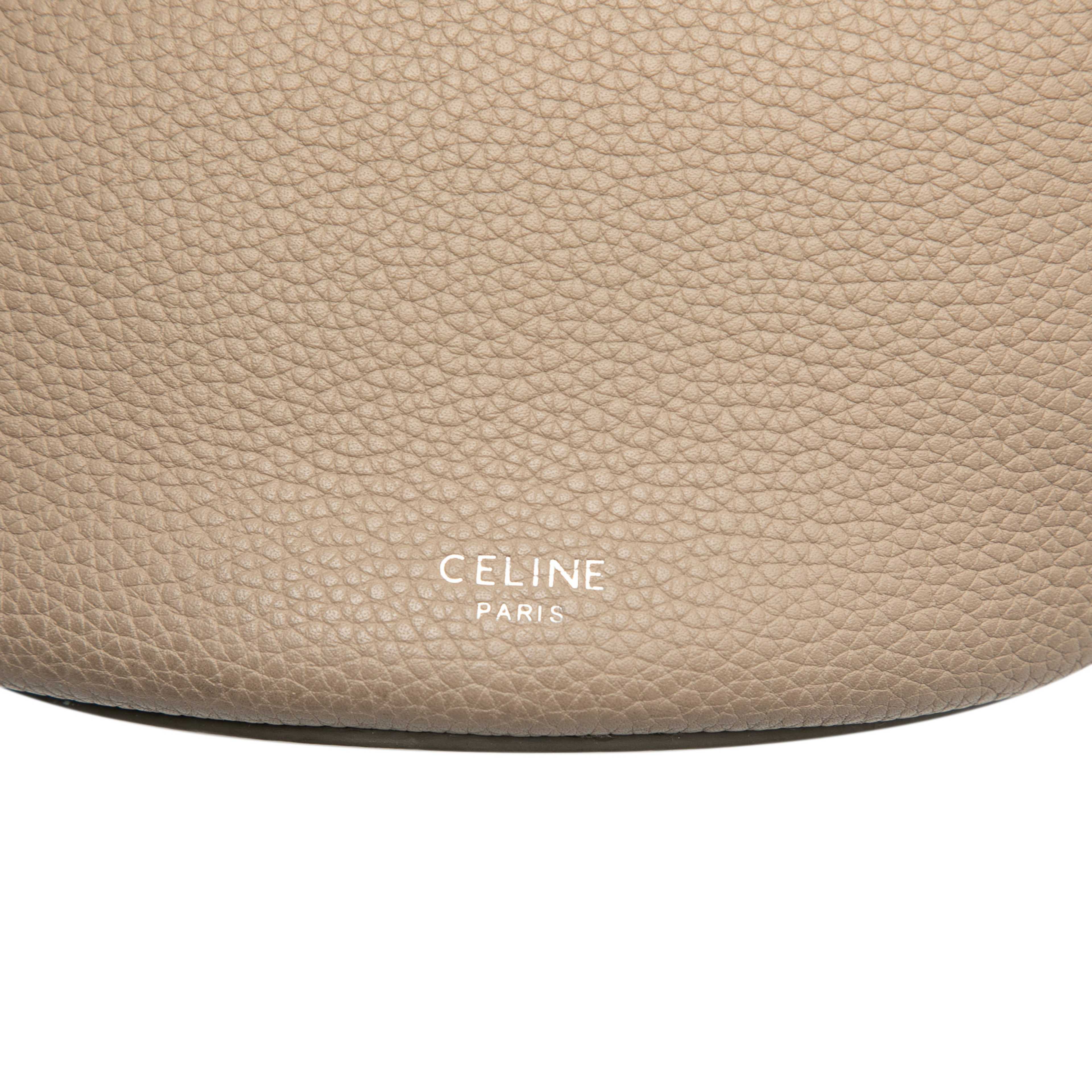 Celine Nano Leather Big Bucket Bag, från Luxclusif, i färgen beige. Klicka för att öppna bilden i stort format