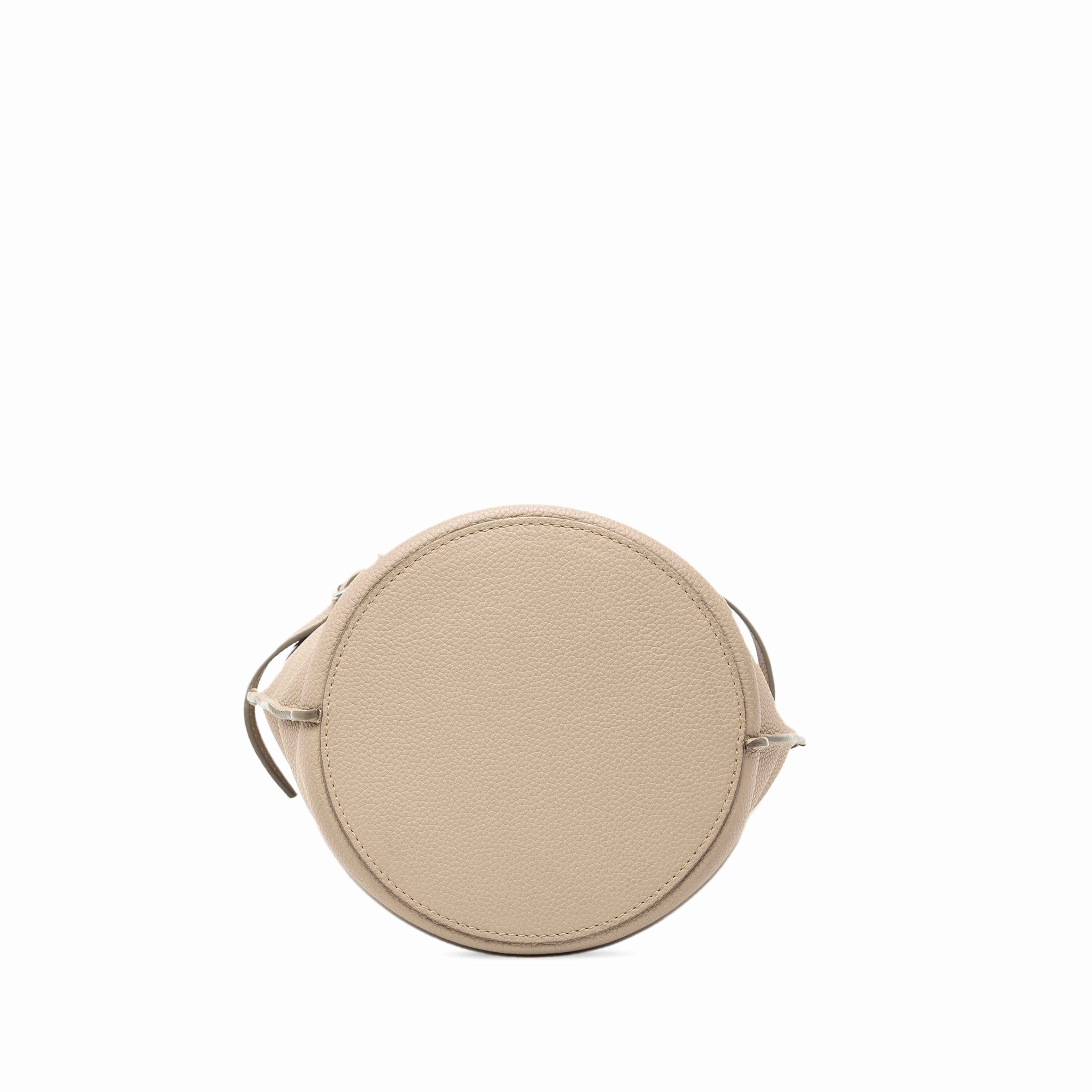 Celine Nano Leather Big Bucket Bag, från Luxclusif, i färgen beige. Klicka för att öppna bilden i stort format