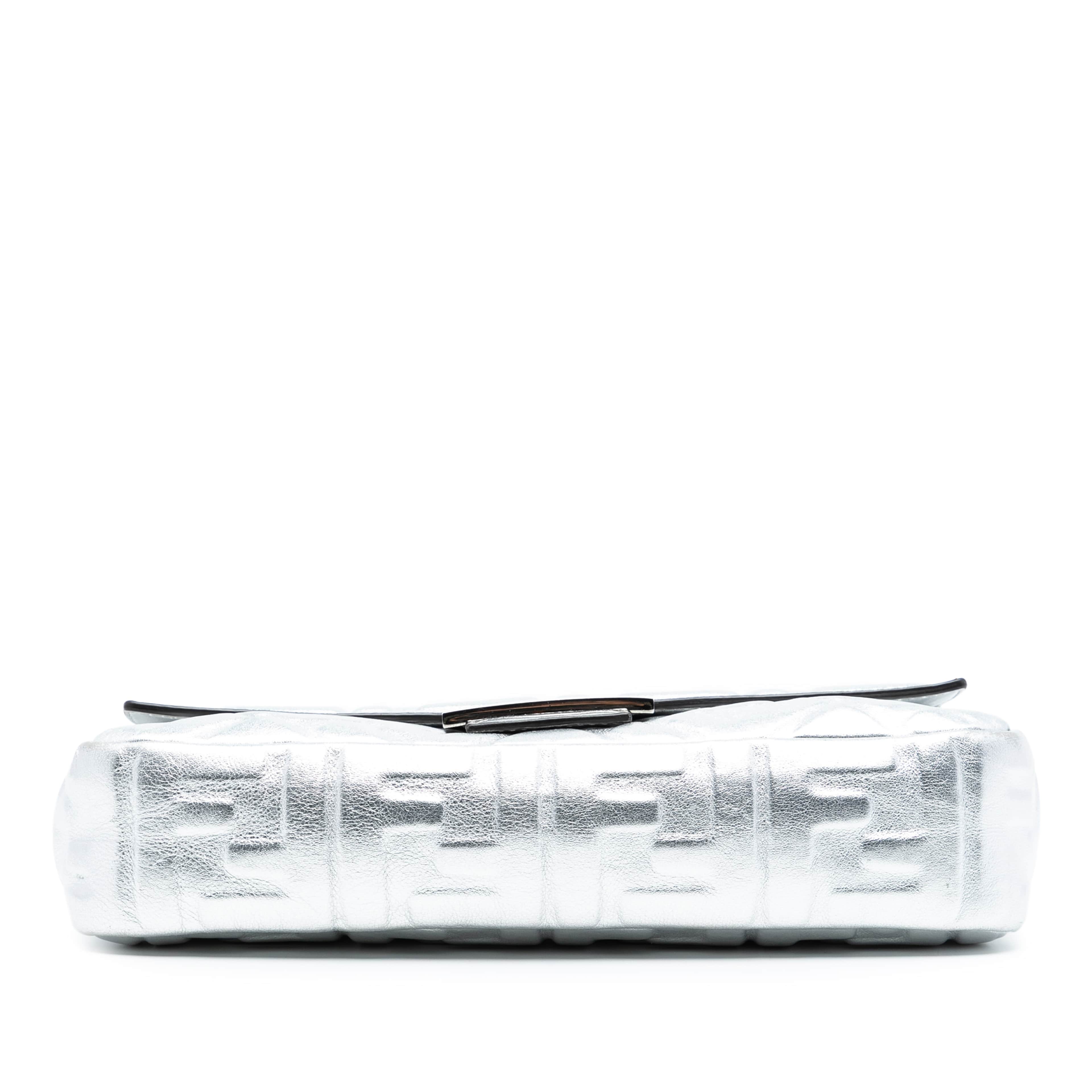 Fendi Medium Metallic Leather Embossed Ff Baguette Satchel, från Luxclusif, i färgen silver. Klicka för att öppna bilden i stort format