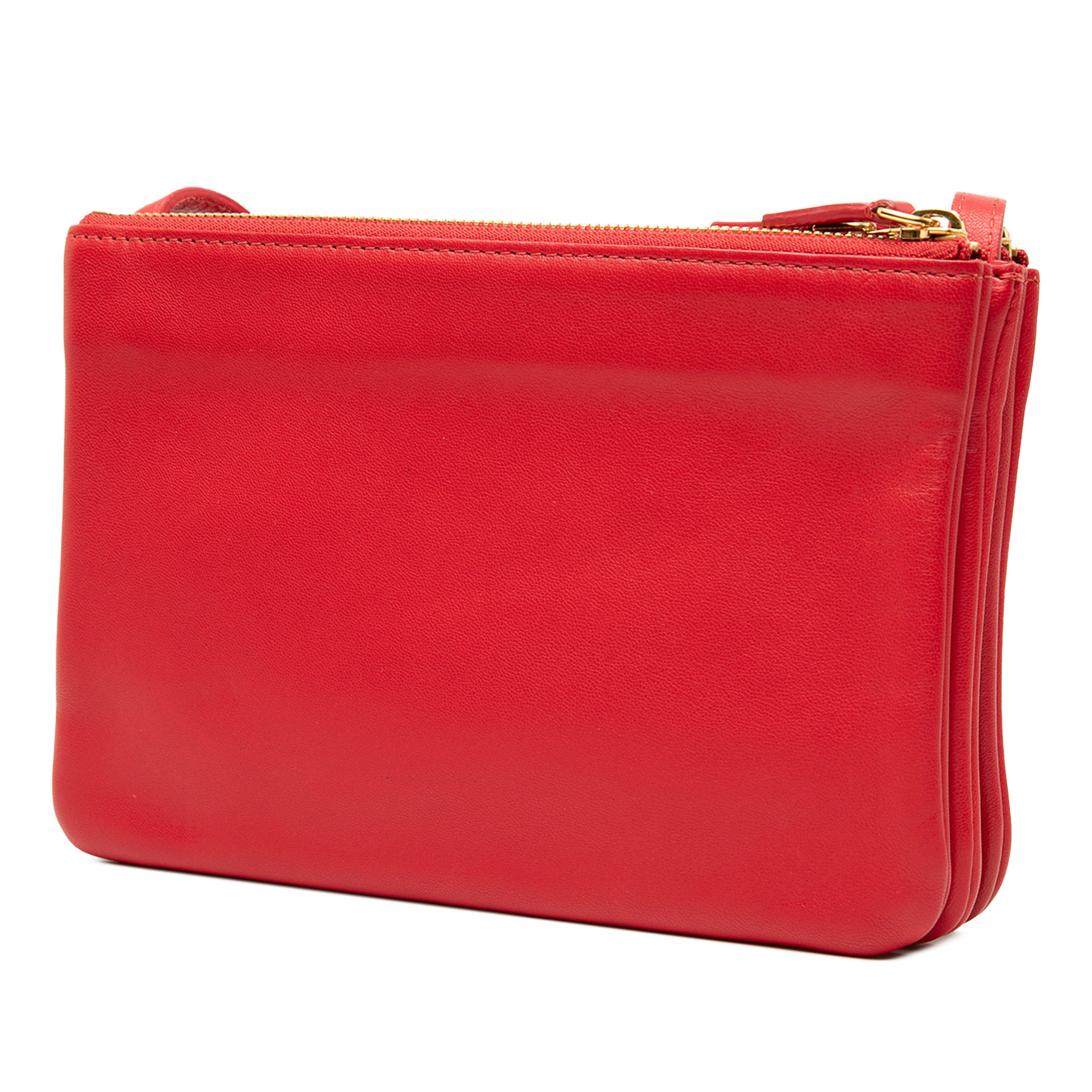 Celine Small Lambskin Trio Crossbody, från Luxclusif, i färgen röd. Klicka för att öppna bilden i stort format