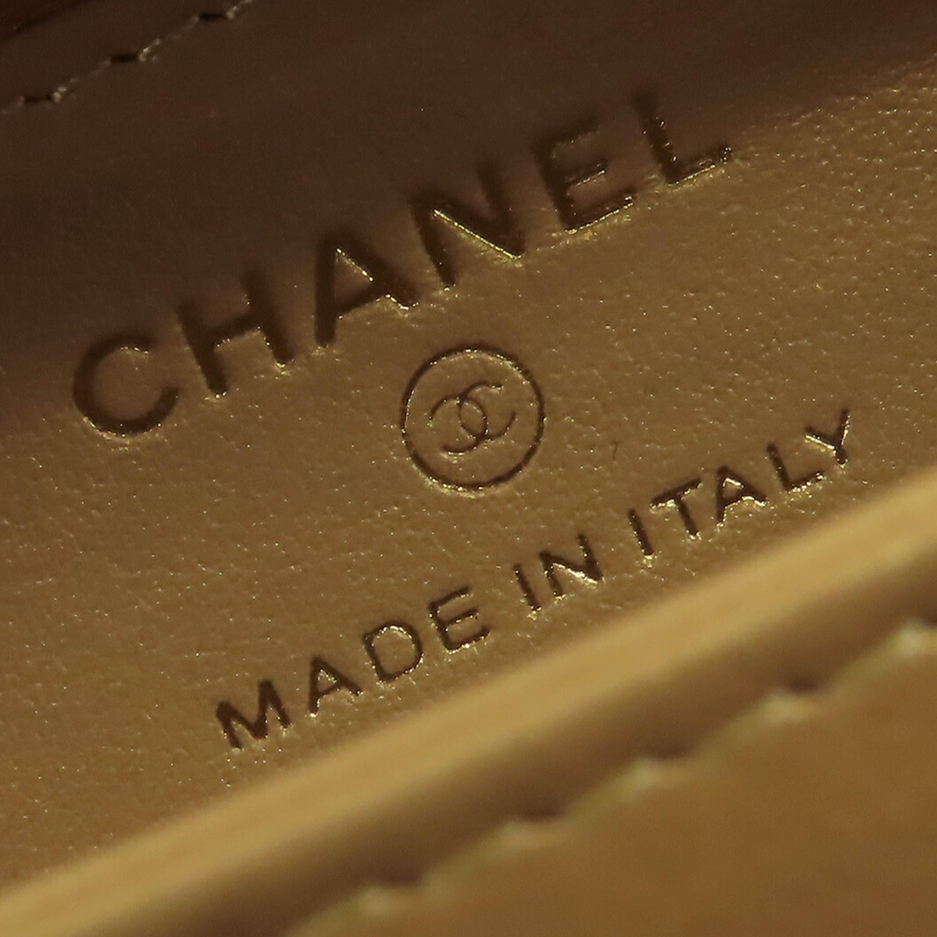 Chanel Extra Mini Cc Quilted Golden Plate Vanity Crossbody, från Luxclusif, i färgen black. Klicka för att öppna bilden i stort format