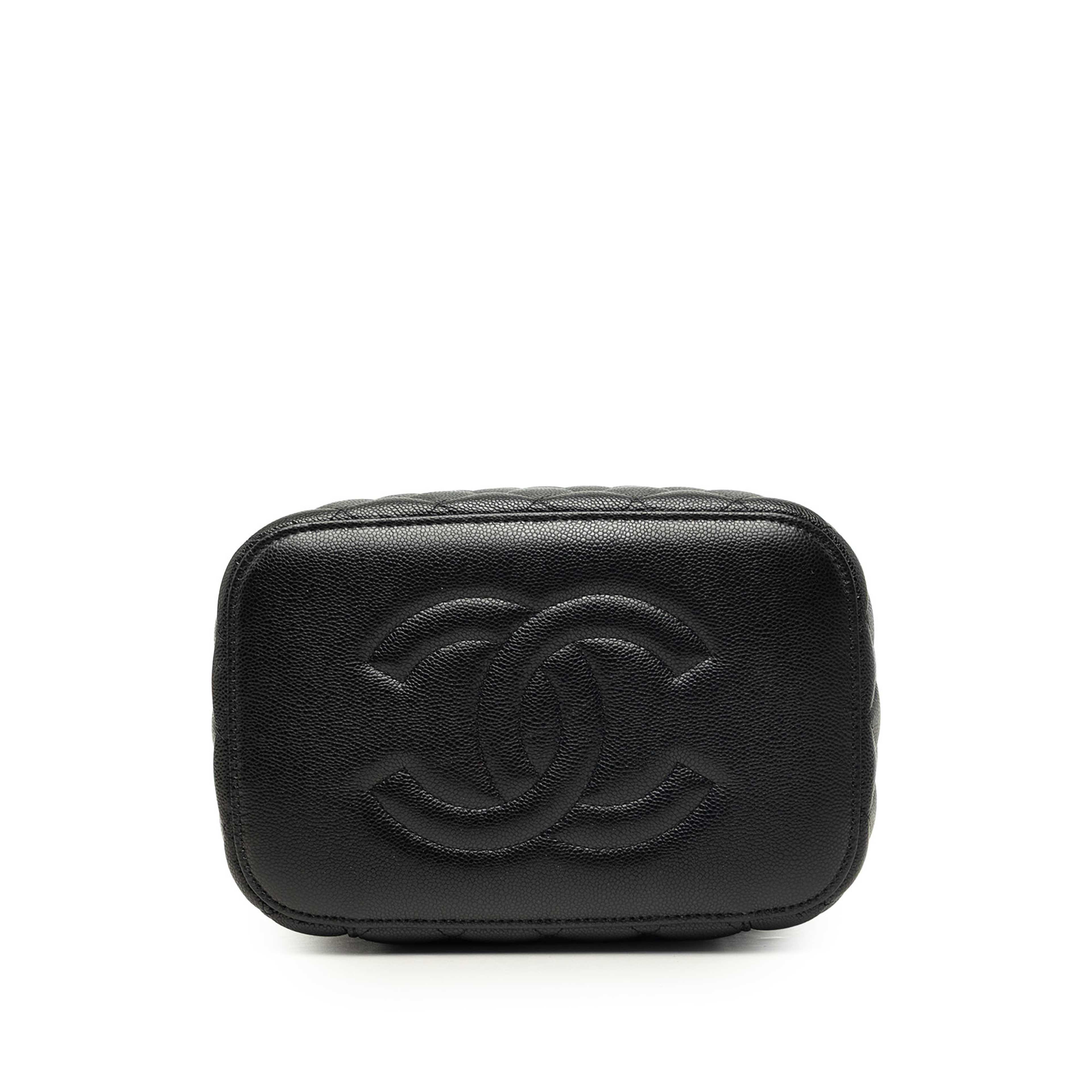 Chanel Medium Cc Quilted  Caviar Vanity Case, från Luxclusif, i färgen svart. Klicka för att öppna bilden i stort format