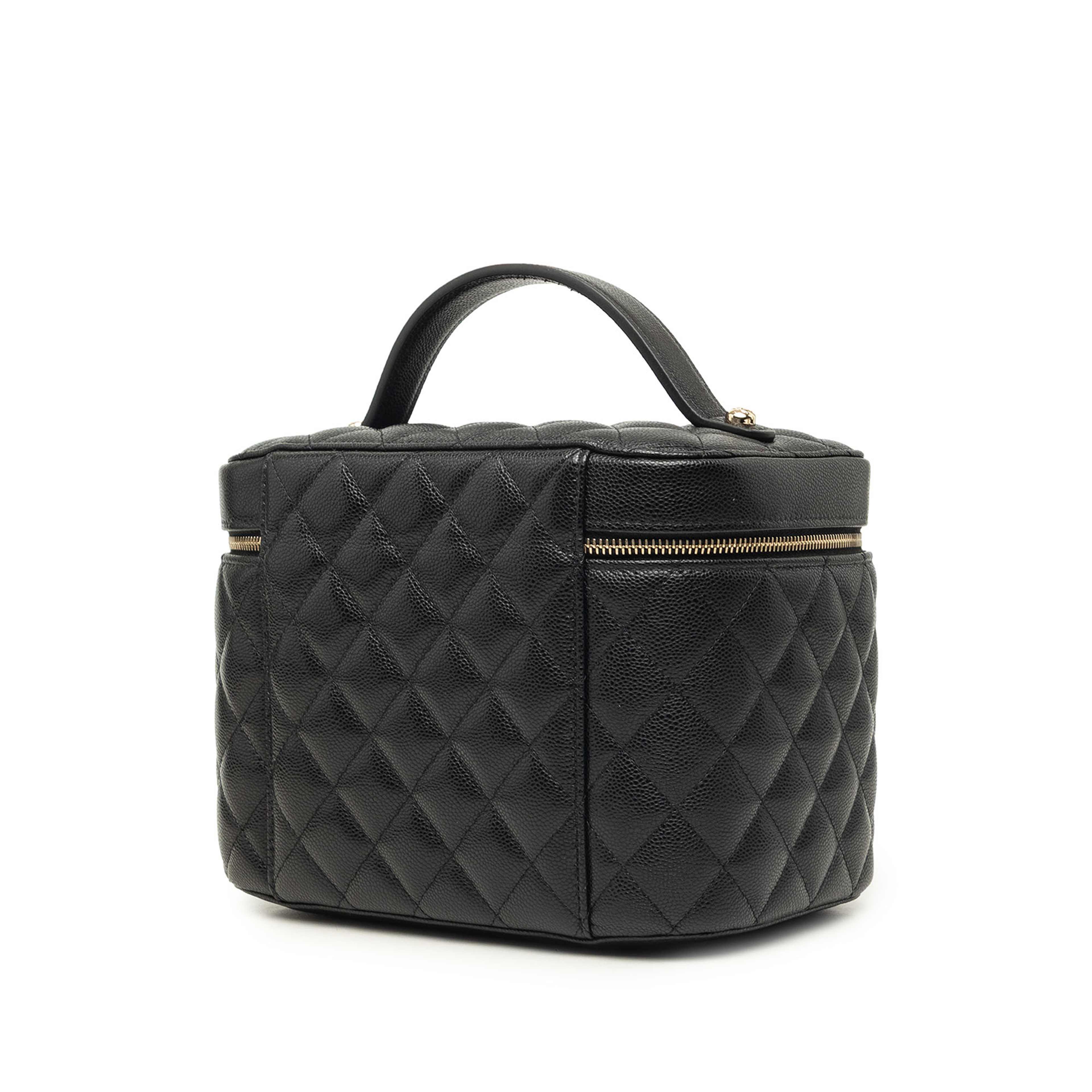 Chanel Medium Cc Quilted  Caviar Vanity Case, från Luxclusif, i färgen svart. Klicka för att öppna bilden i stort format