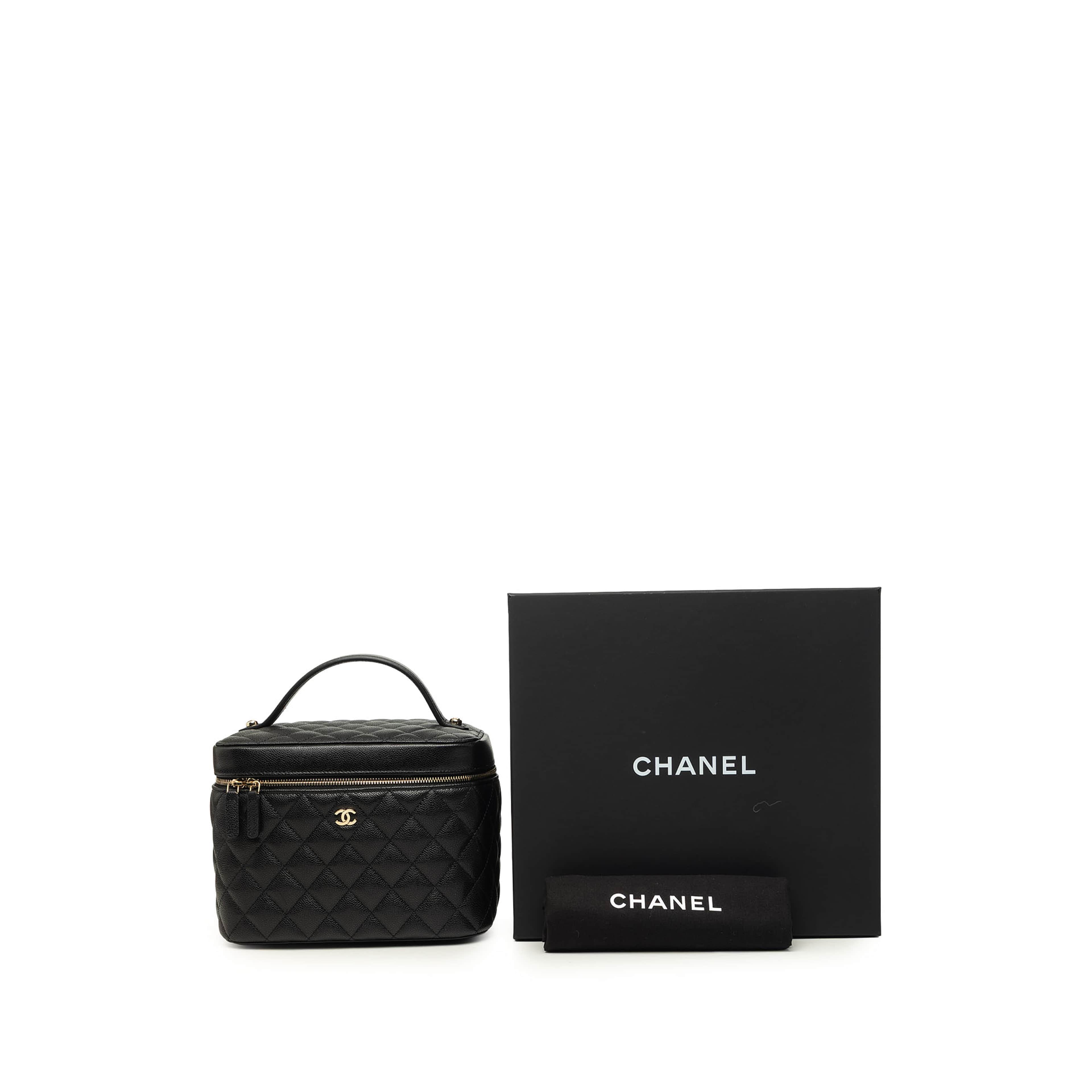 Chanel Medium Cc Quilted  Caviar Vanity Case, från Luxclusif, i färgen svart. Klicka för att öppna bilden i stort format