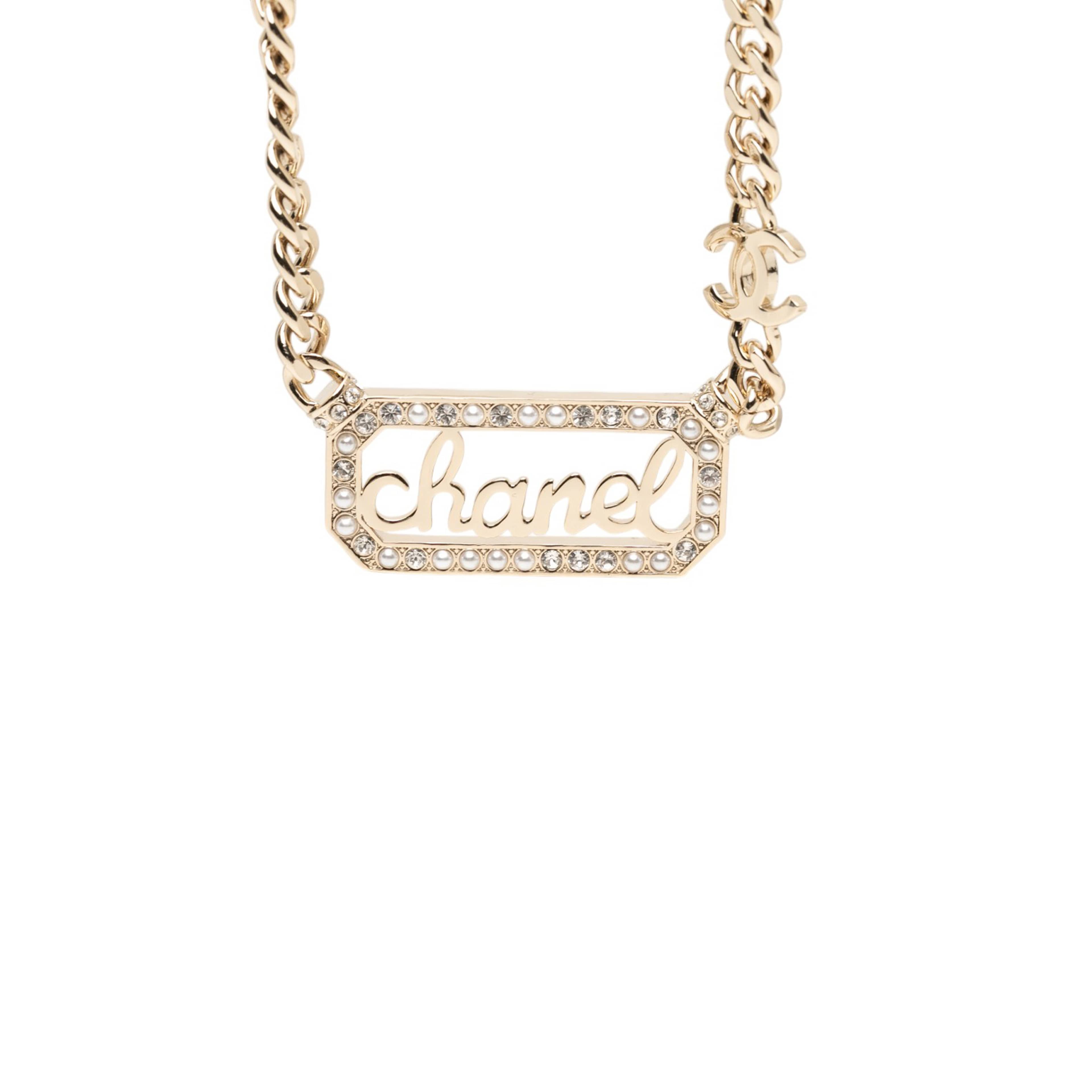 Chanel Cc Gold Plated Strass Logo Choker Necklace, från Luxclusif, i färgen guld. Klicka för att öppna bilden i stort format