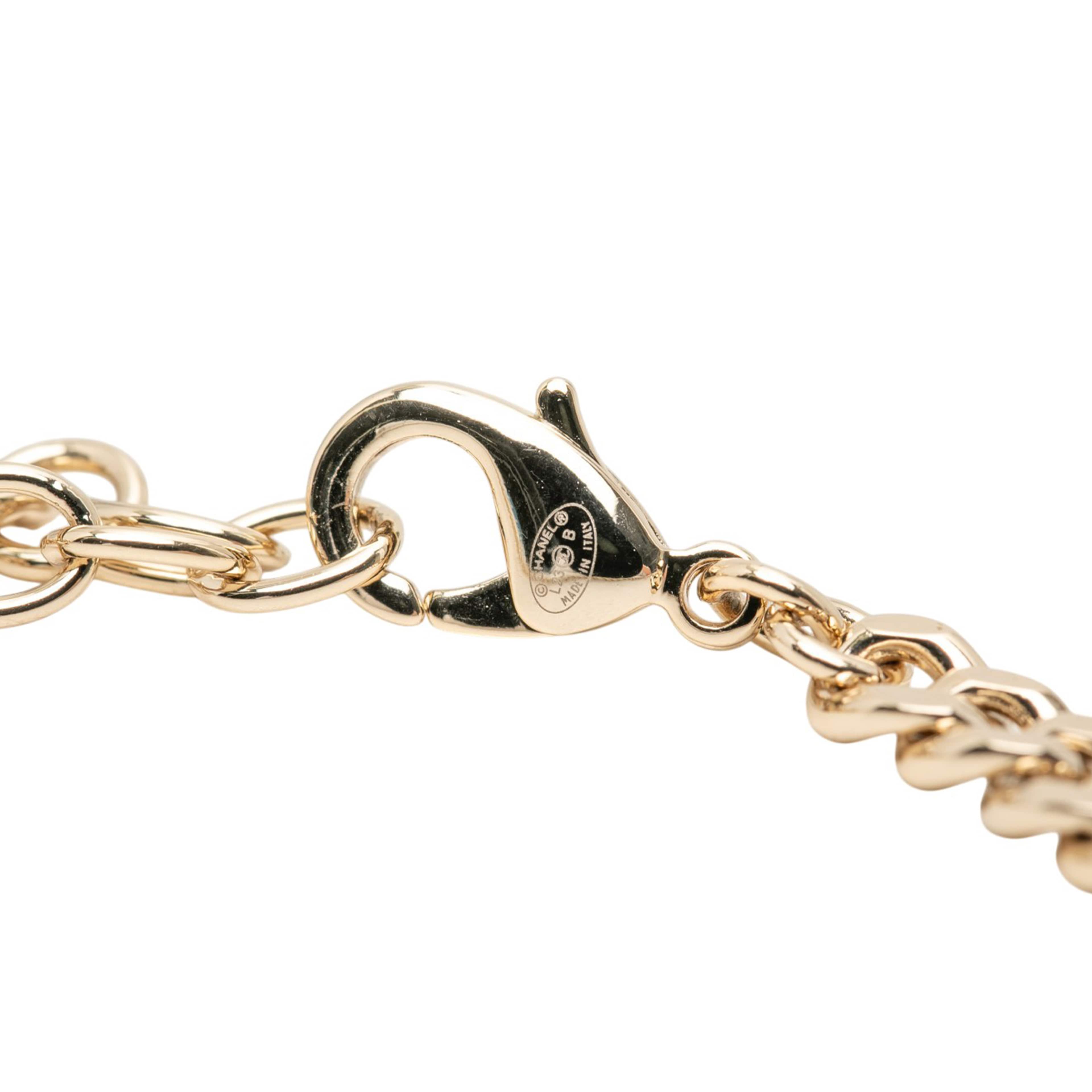 Chanel Cc Gold Plated Strass Logo Choker Necklace, från Luxclusif, i färgen guld. Klicka för att öppna bilden i stort format