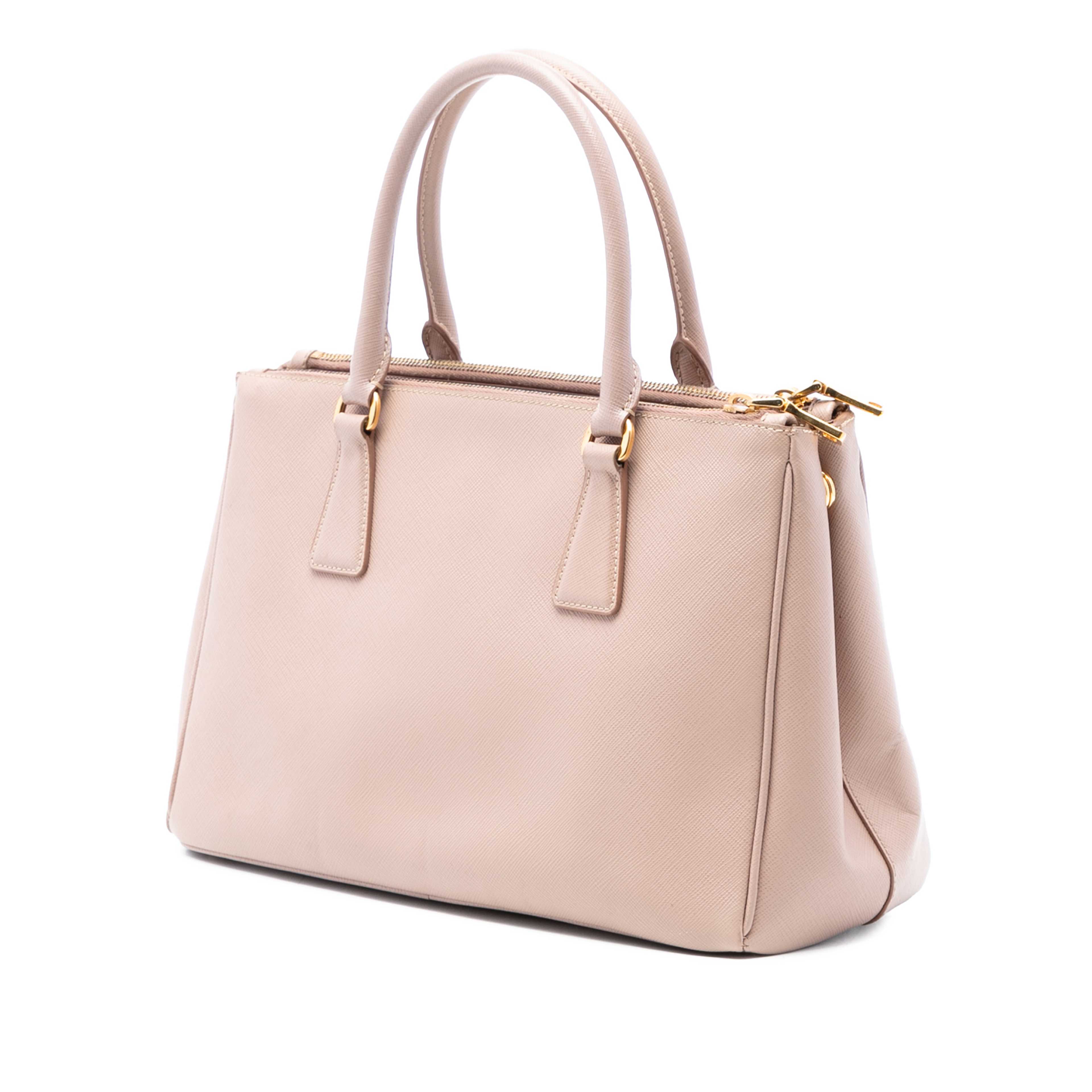 Prada Small Saffiano Lux Galleria Double Zip Satchel, från Luxclusif, i färgen light pink. Klicka för att öppna bilden i stort format