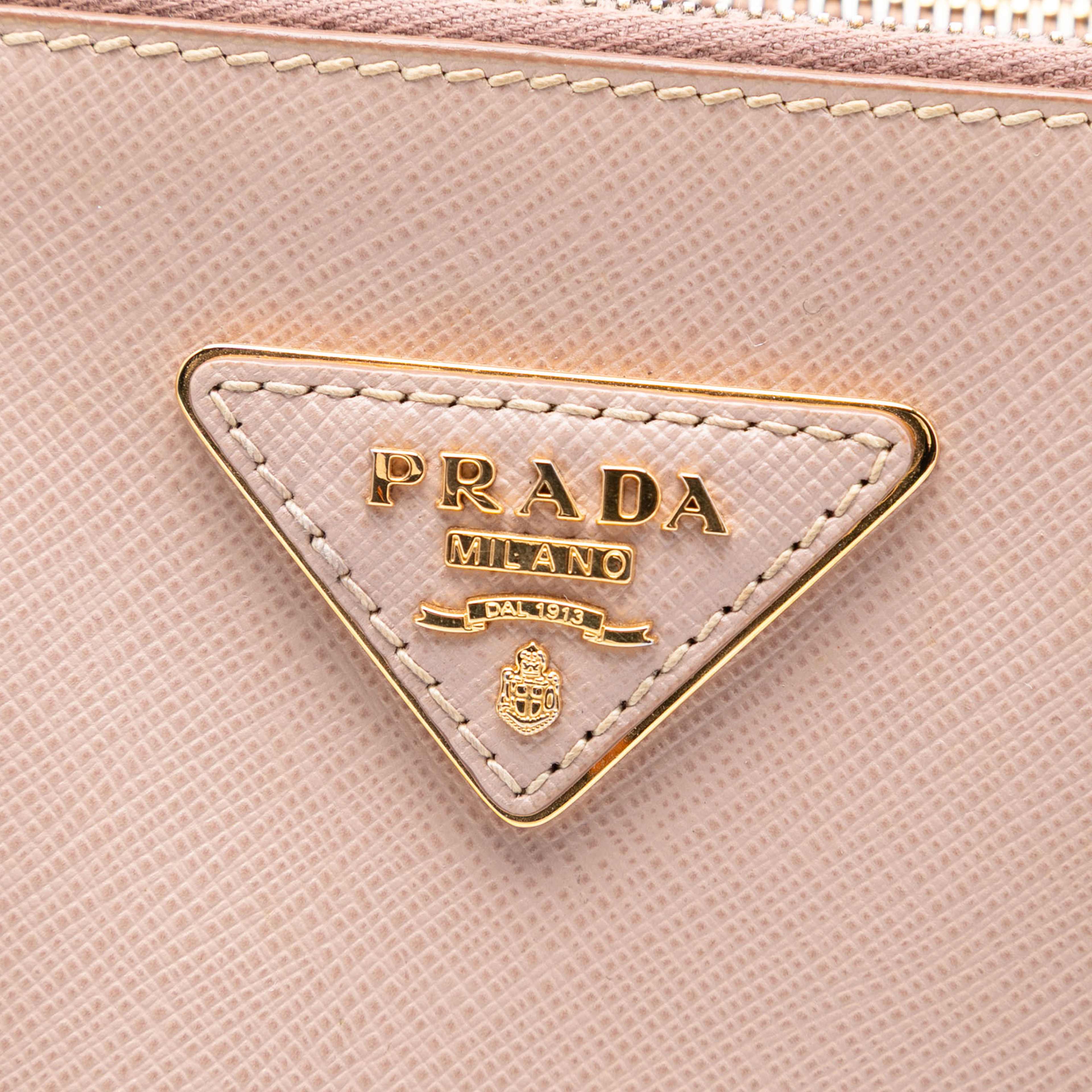Prada Small Saffiano Lux Galleria Double Zip Satchel, från Luxclusif, i färgen light pink. Klicka för att öppna bilden i stort format