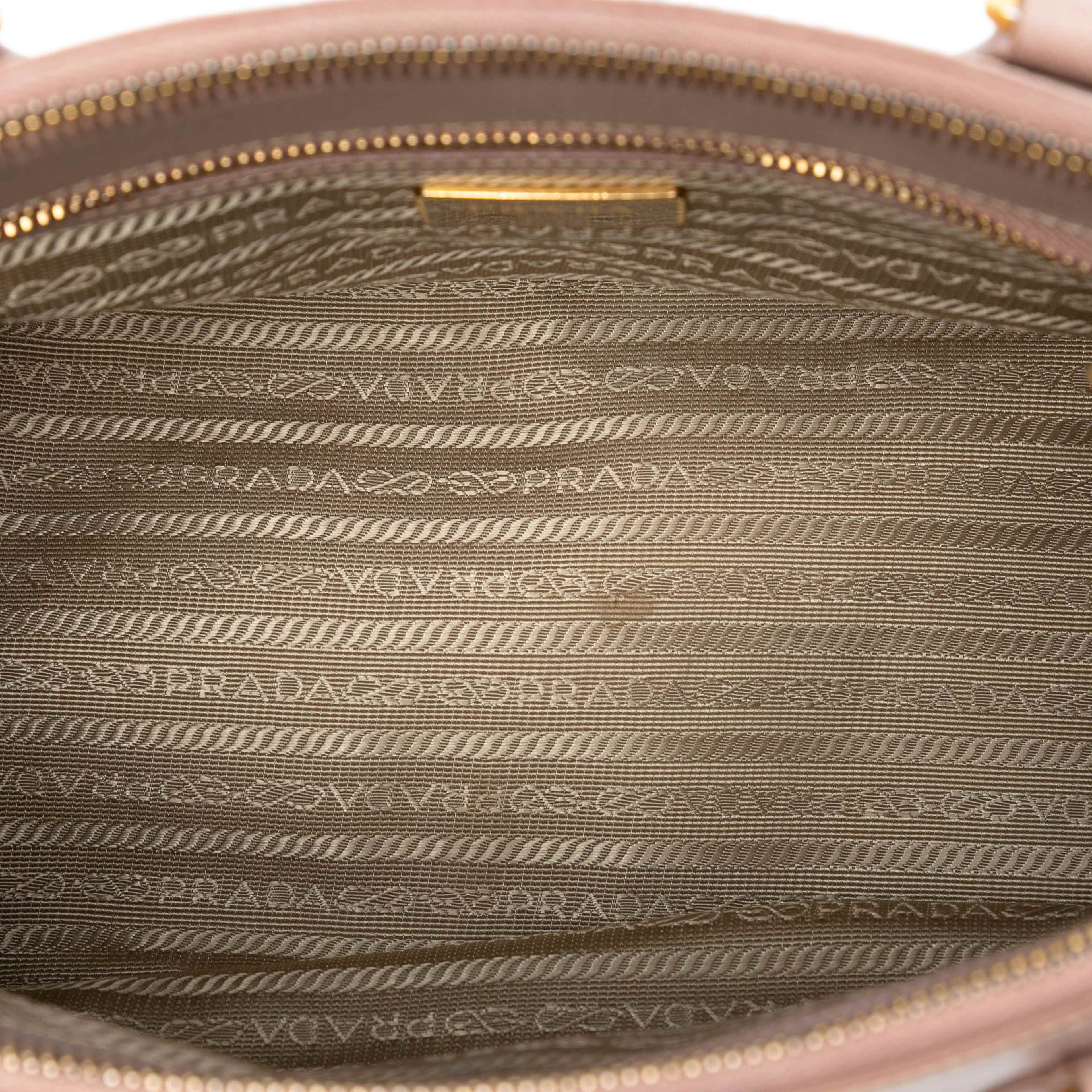 Prada Small Saffiano Lux Galleria Double Zip Satchel, från Luxclusif, i färgen light pink. Klicka för att öppna bilden i stort format