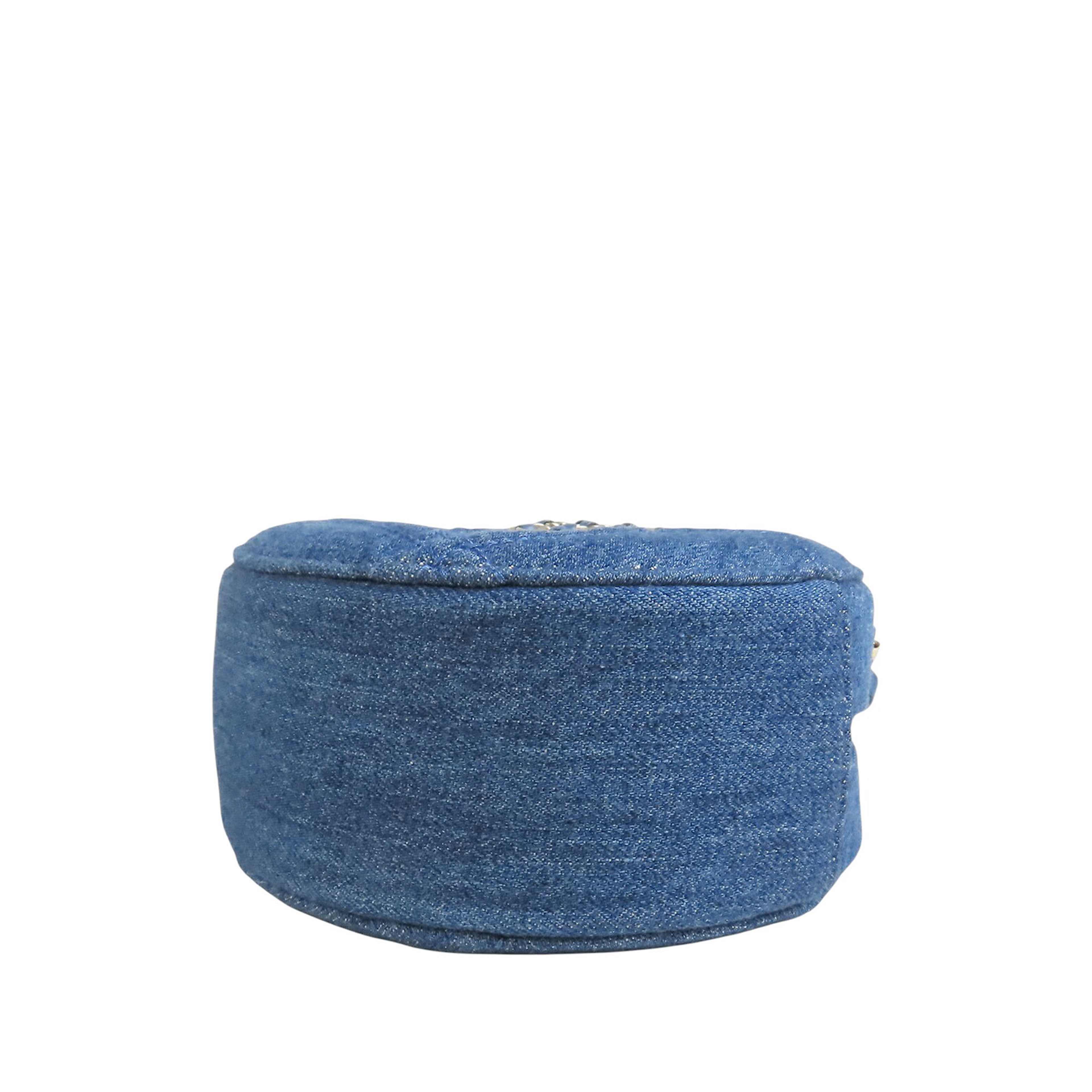 Chanel Denim 19 Round Clutch With Chain, från Luxclusif, i färgen blå. Klicka för att öppna bilden i stort format