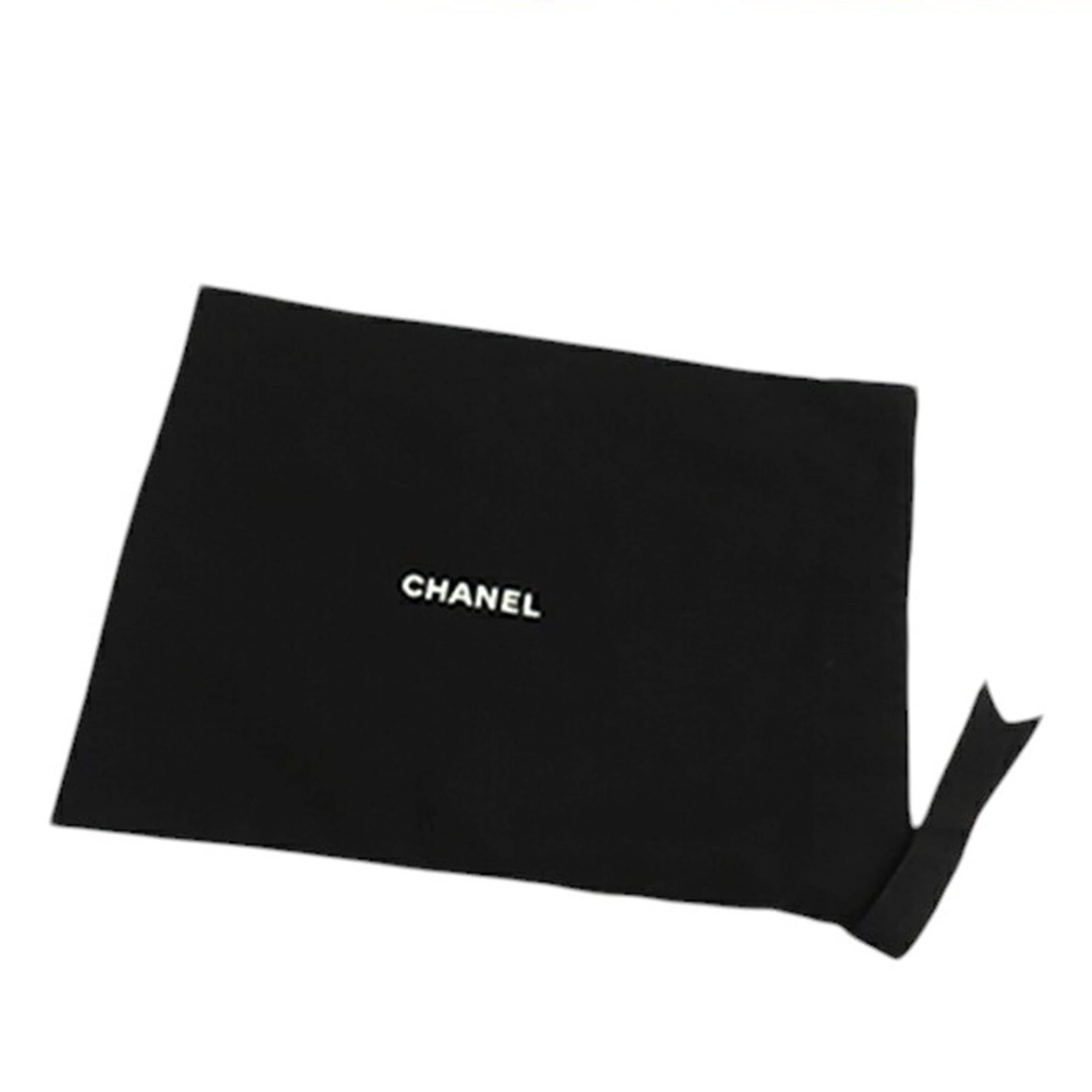 Chanel Denim 19 Round Clutch With Chain, från Luxclusif, i färgen blå. Klicka för att öppna bilden i stort format
