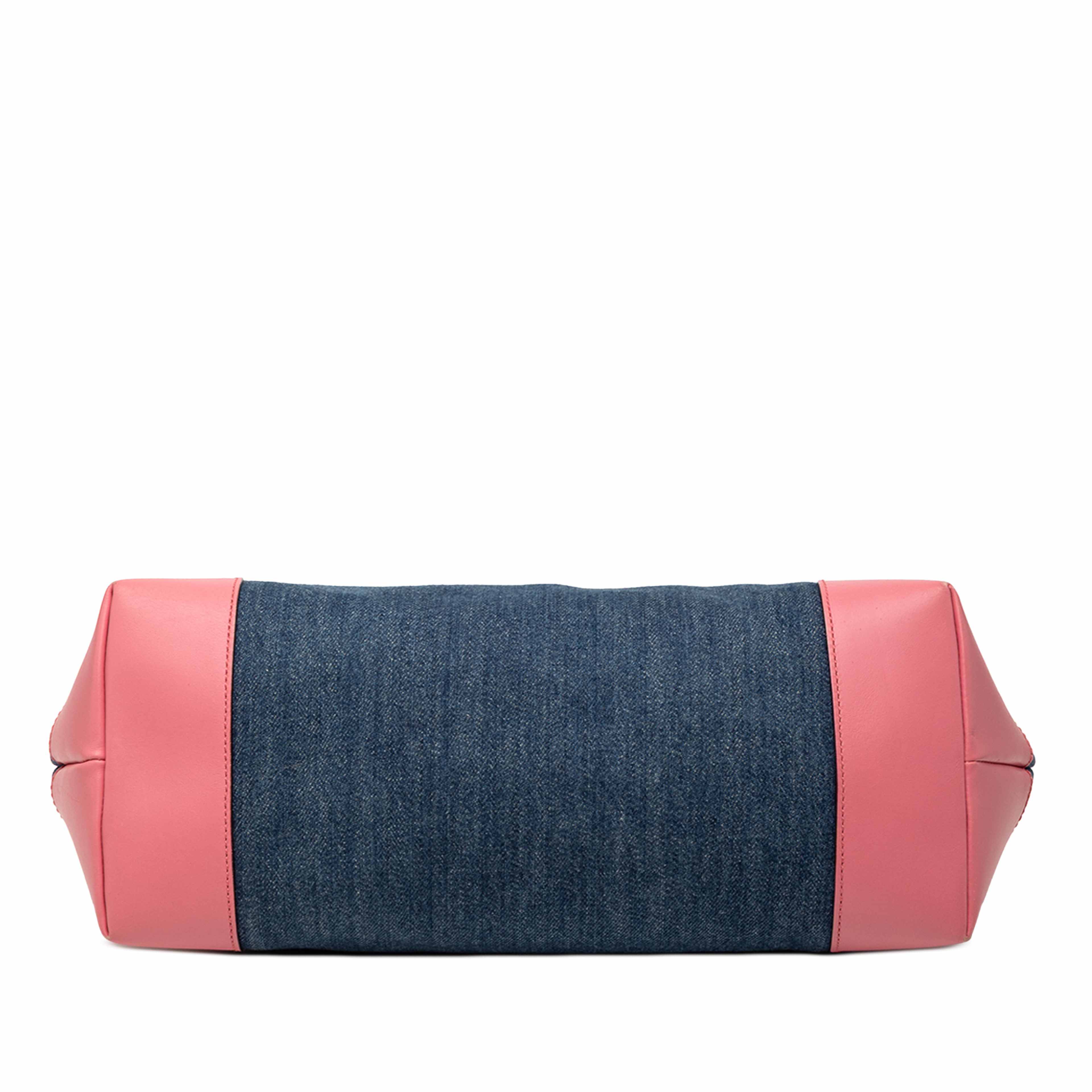 Gucci Denim Craft Tote, från Luxclusif, i färgen denim. Klicka för att öppna bilden i stort format