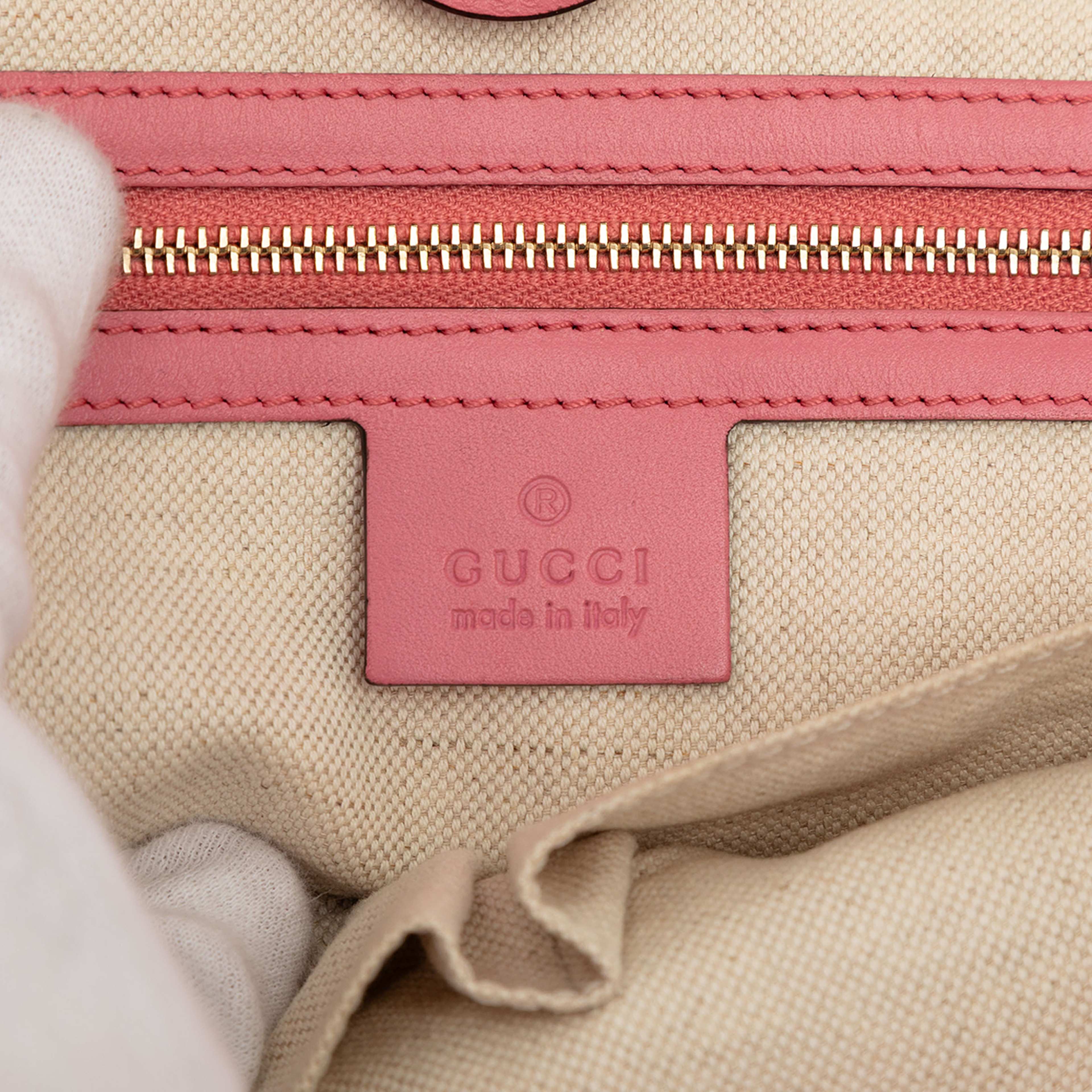 Gucci Denim Craft Tote, från Luxclusif, i färgen denim. Klicka för att öppna bilden i stort format