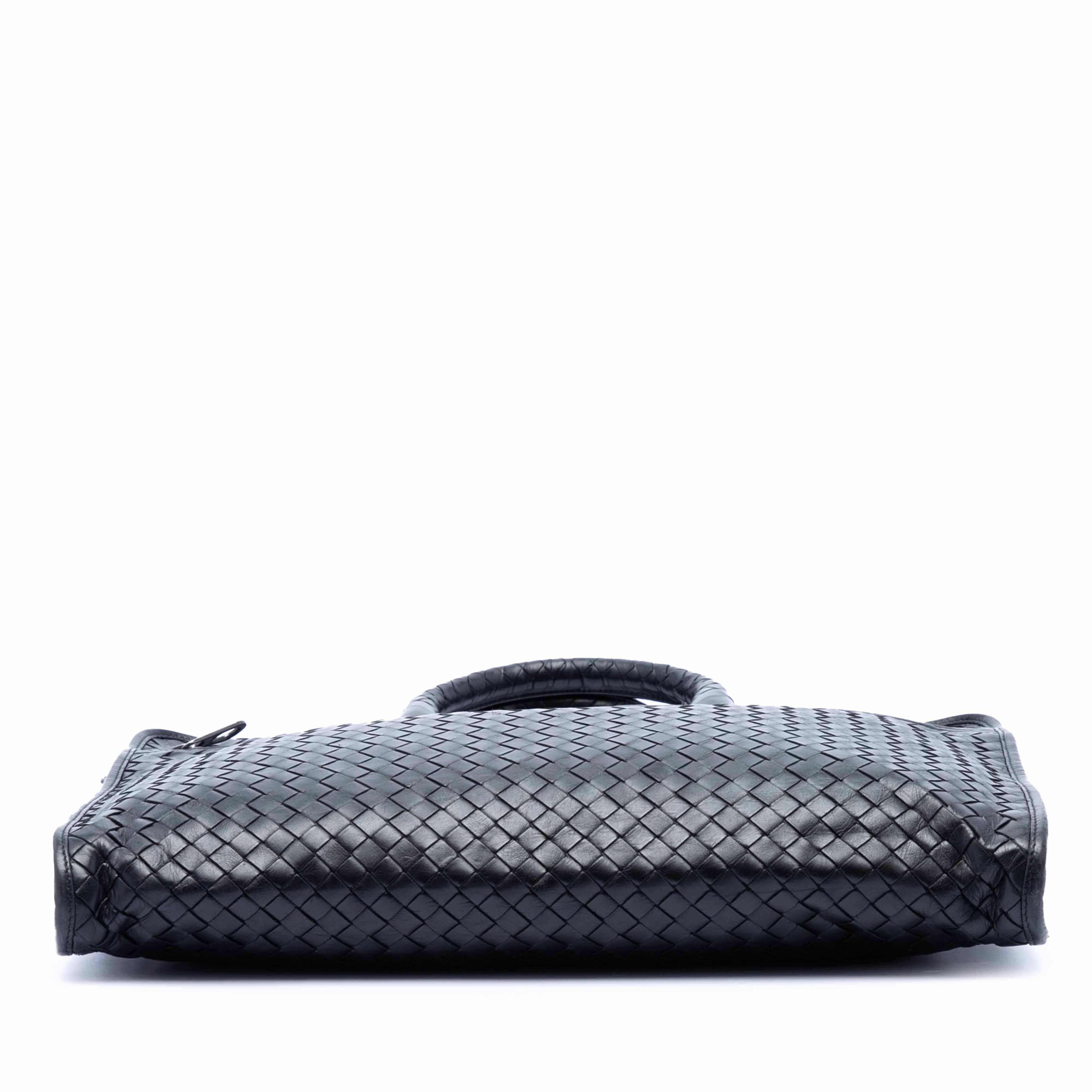 Bottega Veneta Nappa Intrecciato Briefcase, från Luxclusif, i färgen black. Klicka för att öppna bilden i stort format