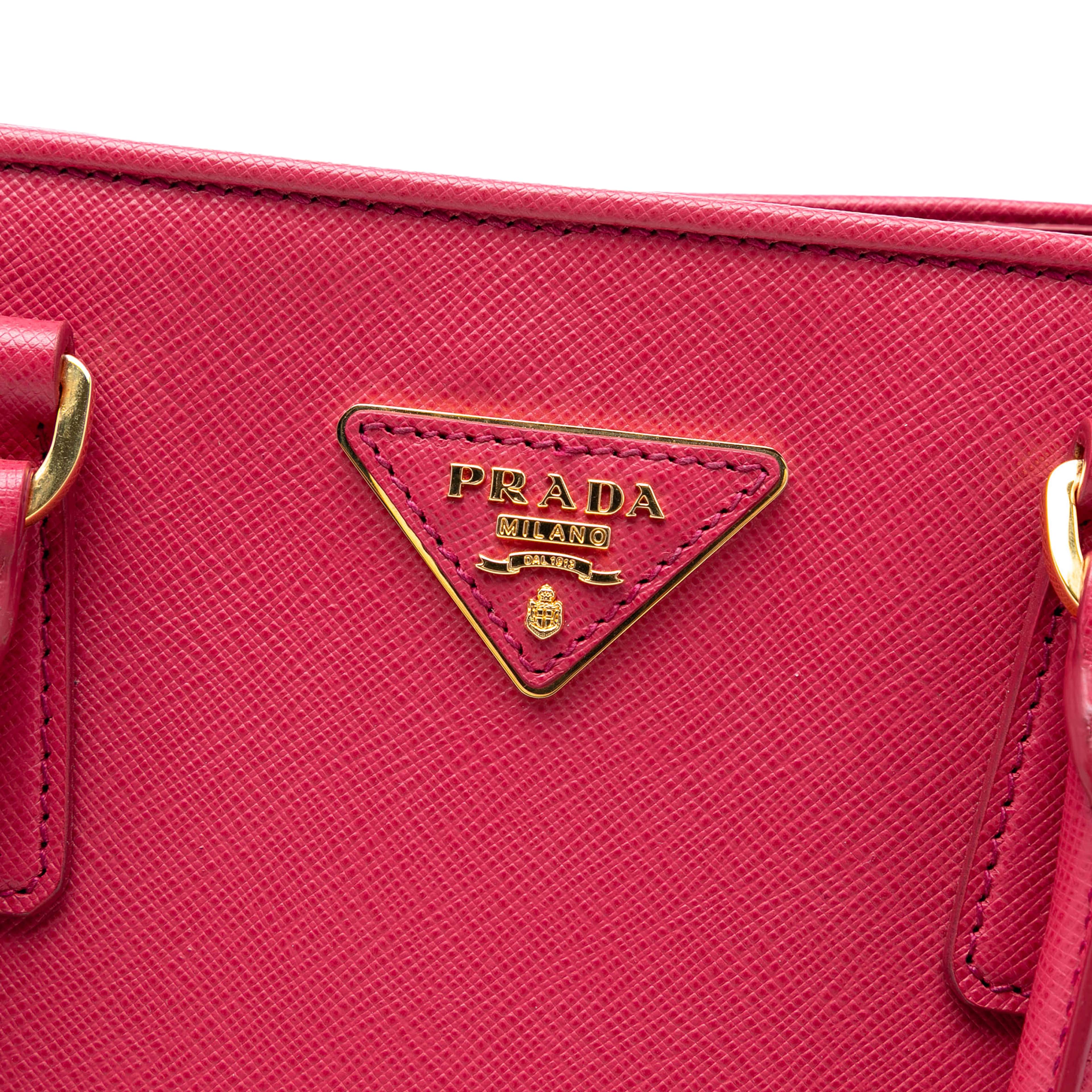 Prada Medium Saffiano Lux Open Promenade Satchel, från Luxclusif, i färgen hot pink. Klicka för att öppna bilden i stort format