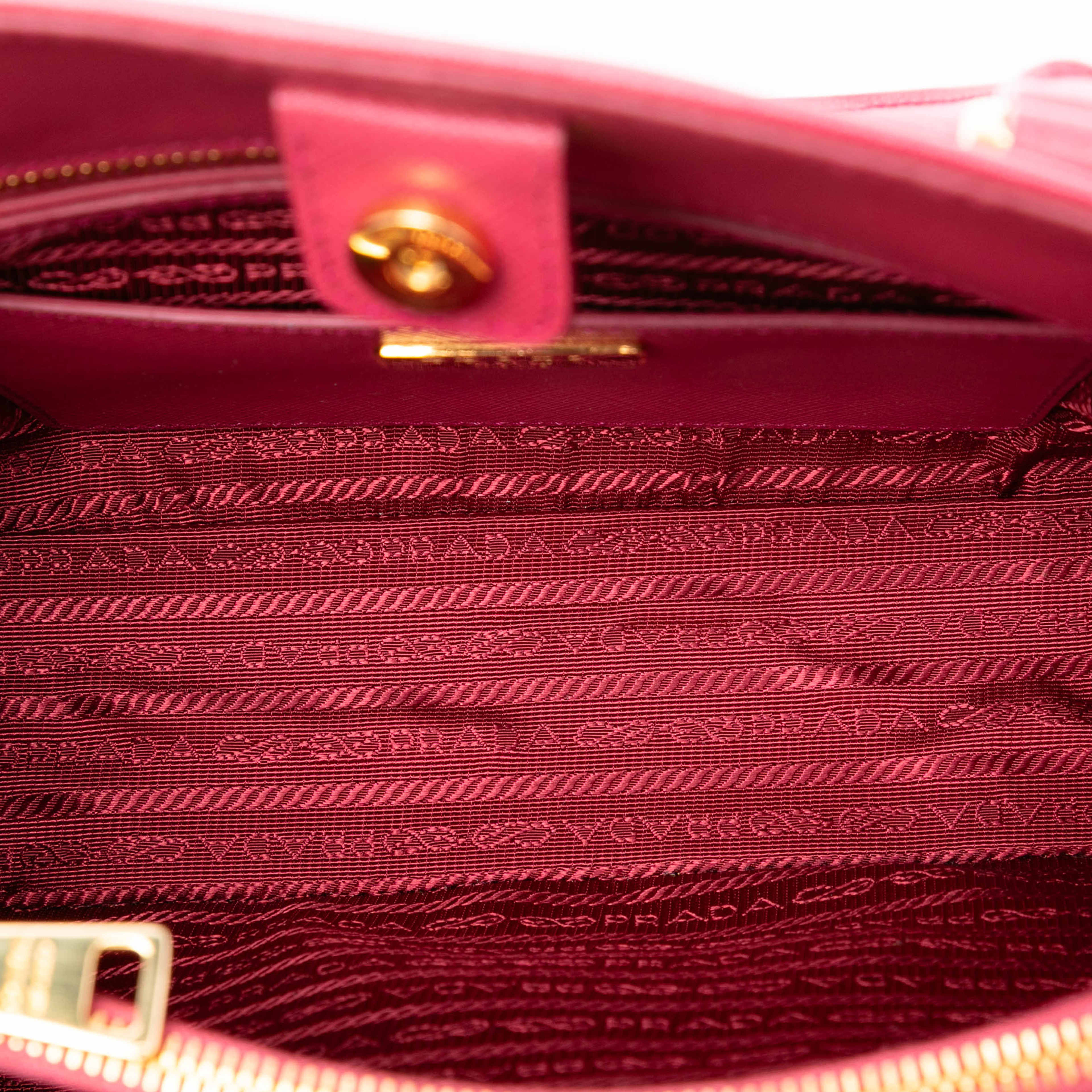 Prada Medium Saffiano Lux Open Promenade Satchel, från Luxclusif, i färgen hot pink. Klicka för att öppna bilden i stort format