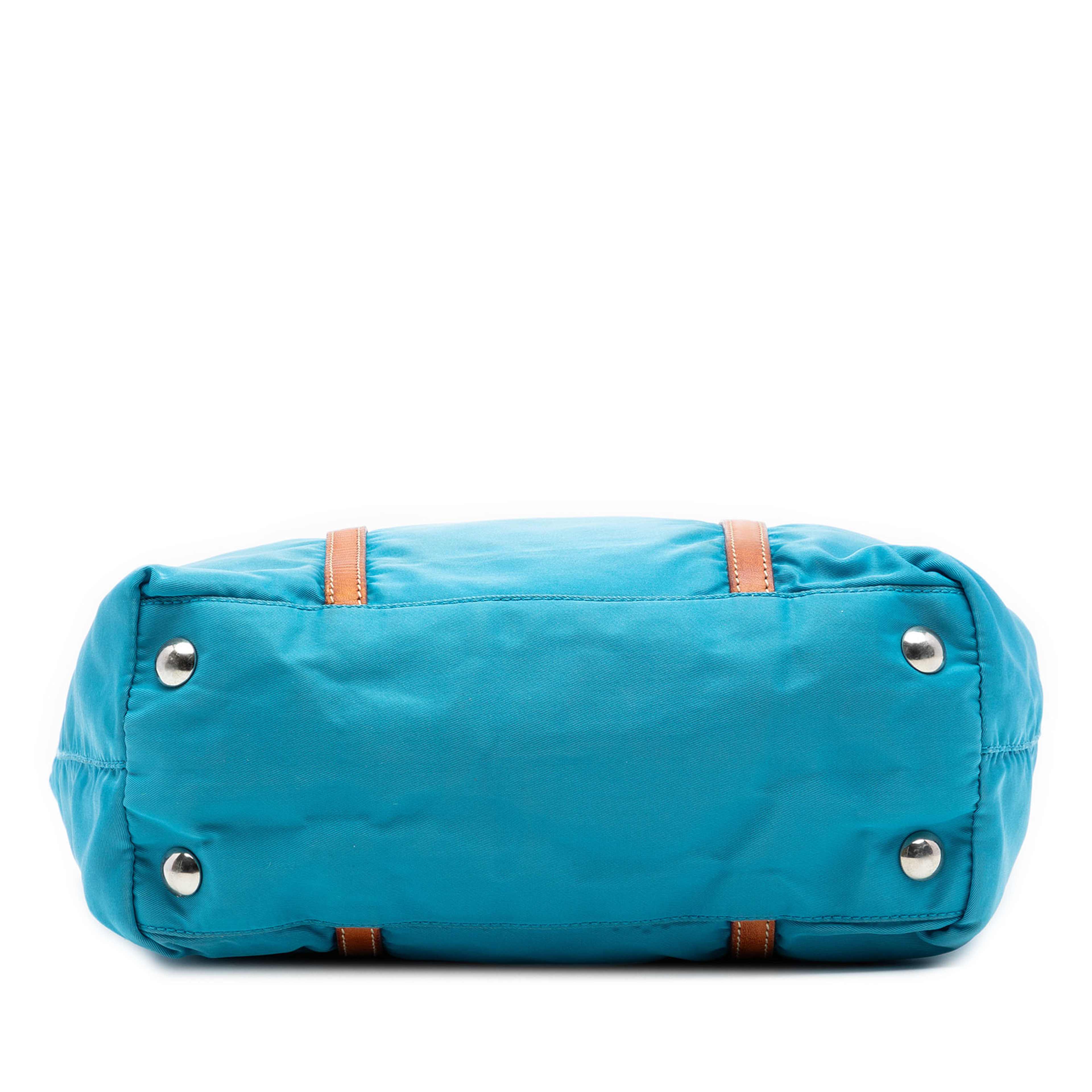 Prada Tessuto Tote, från Luxclusif, i färgen light blue. Klicka för att öppna bilden i stort format