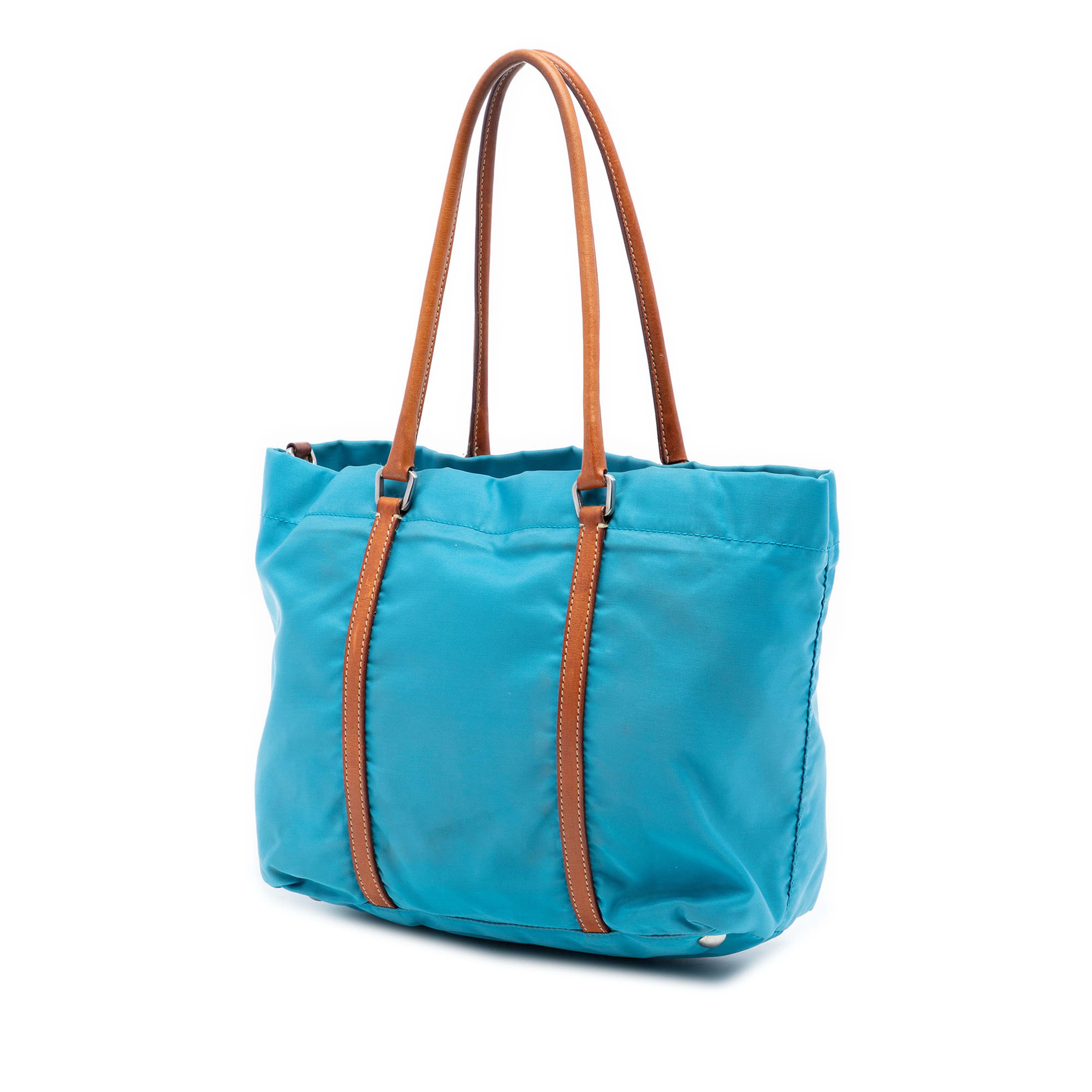 Prada Tessuto Tote, från Luxclusif, i färgen light blue. Klicka för att öppna bilden i stort format