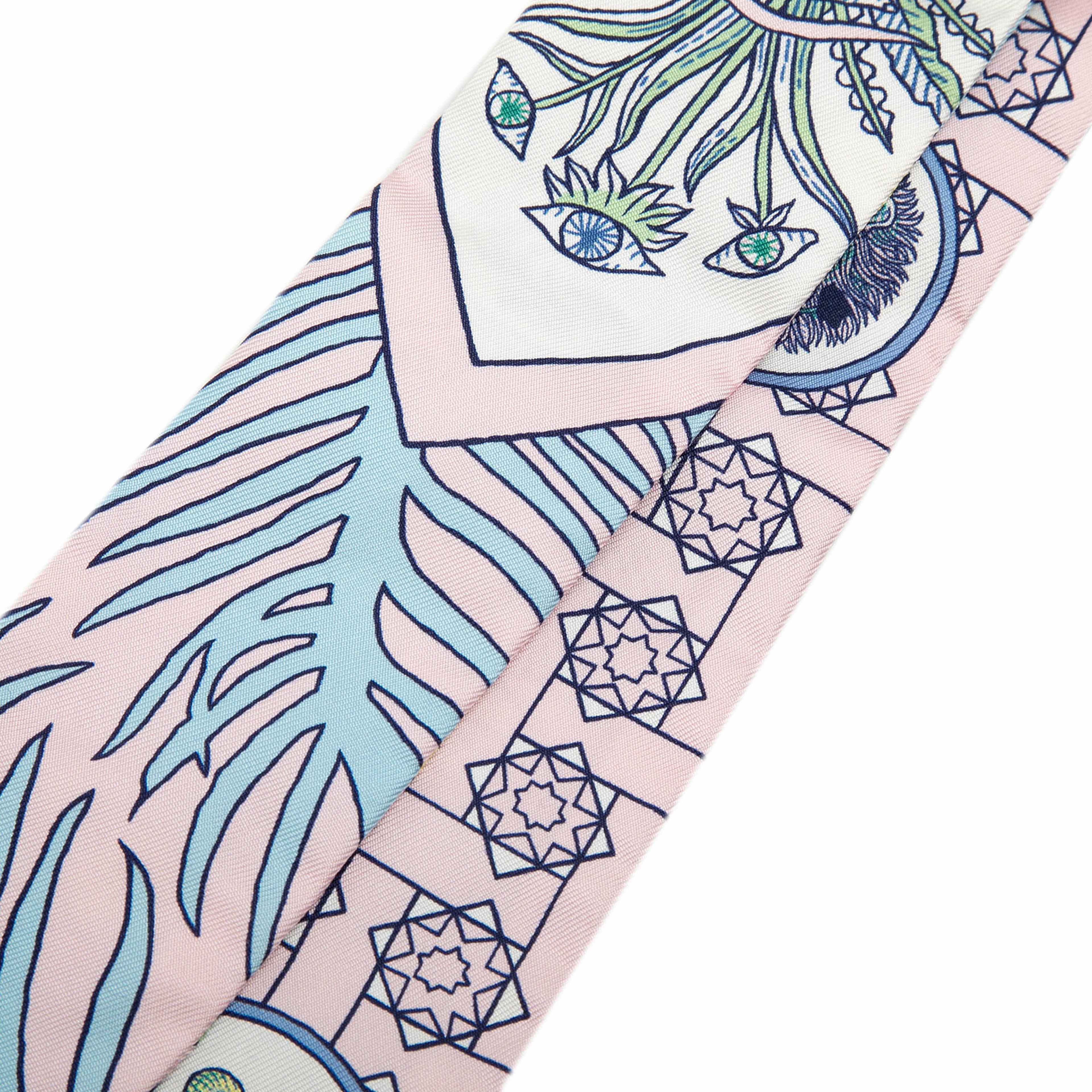 Hermès La Danse Des Amazones Silk Twilly Scarf, från Luxclusif, i färgen light pink. Klicka för att öppna bilden i stort format