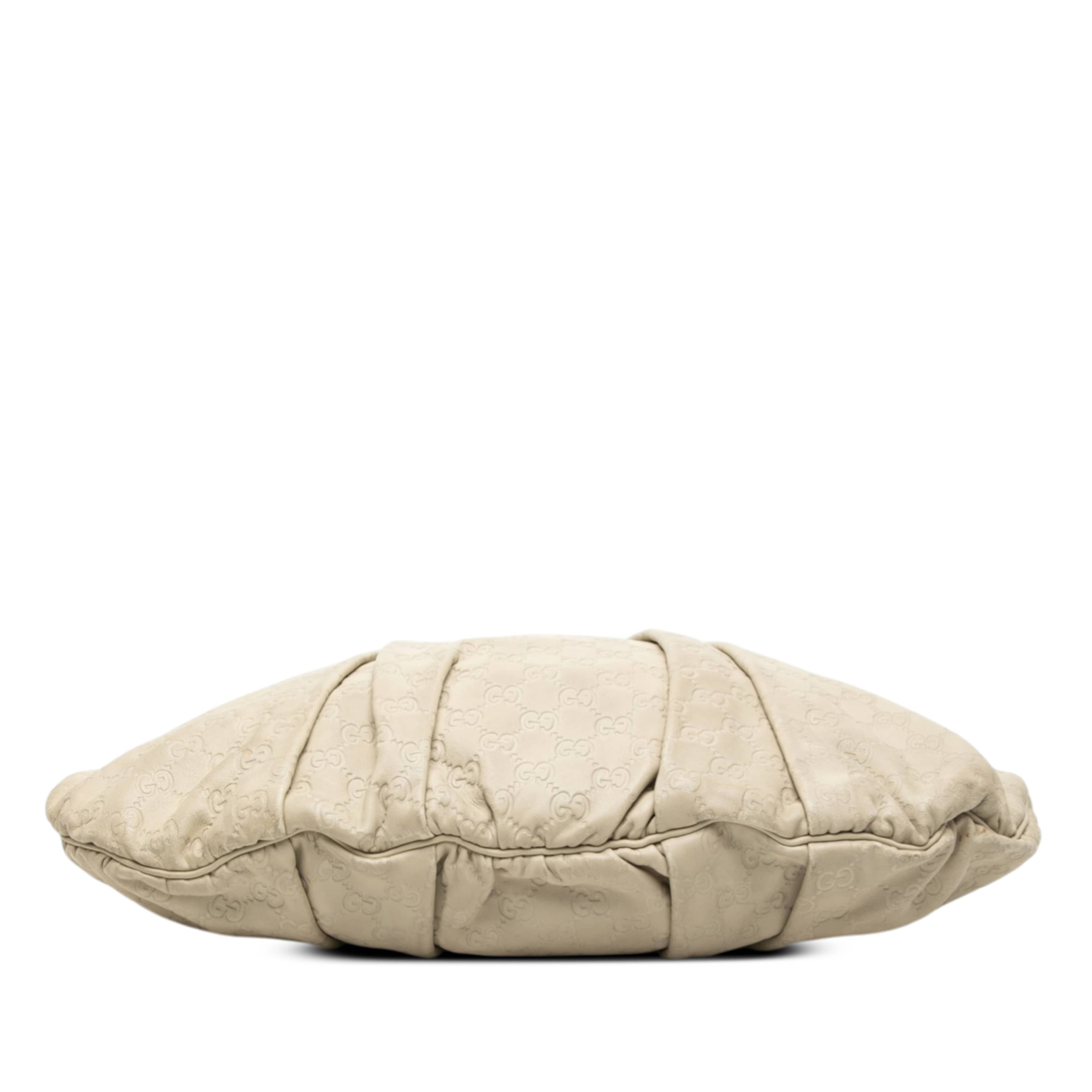 Gucci Large Guccissima Hysteria Satchel, från Luxclusif, i färgen light beige. Klicka för att öppna bilden i stort format