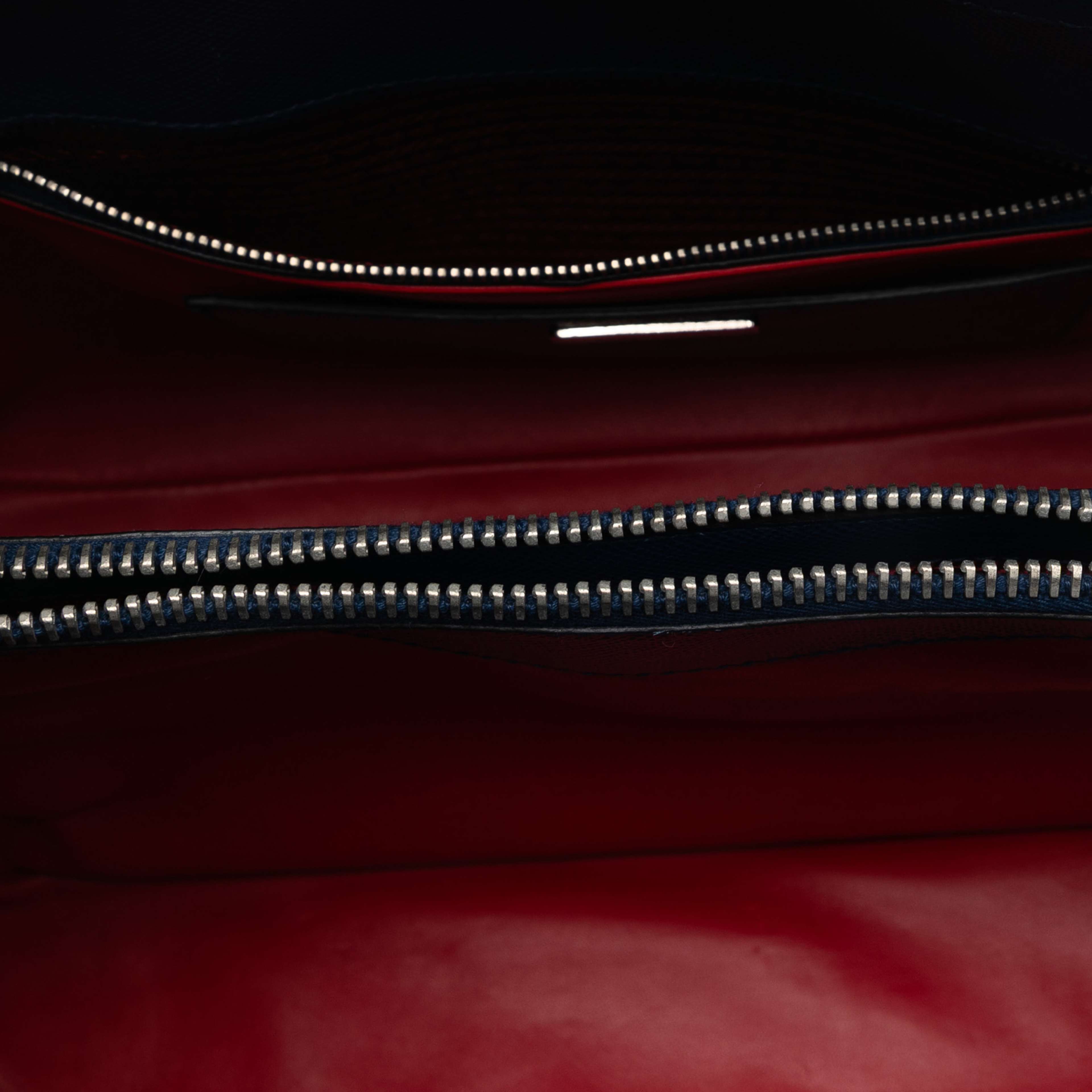 Prada Saffiano Cuir Twin Tote, från Luxclusif, i färgen blue. Klicka för att öppna bilden i stort format